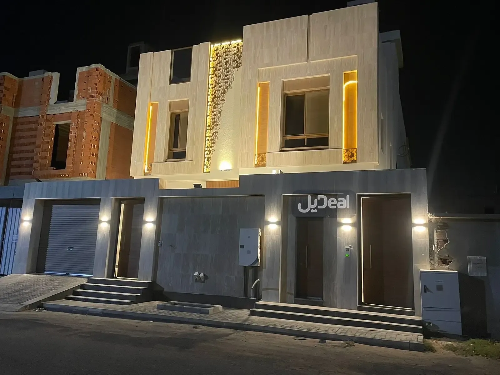 حي الرياض بمدينة جدة  مساحة الوحدة من الأرض 182.5 متر   وتختص من المنافع والأجزاء المشتركة بمساحة 119.92 متر