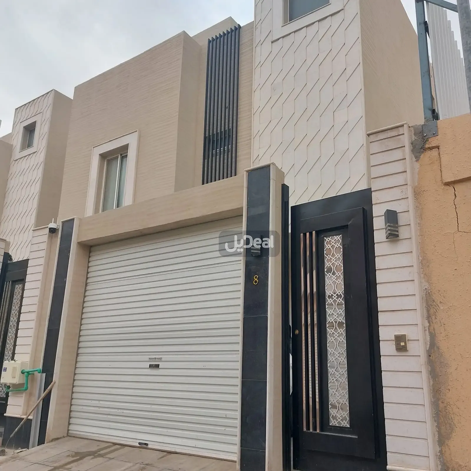 حي السويدى بمدينة الرياض  مساحة الوحدة من الأرض 128.16 متر   وتختص من المنافع والأجزاء المشتركة بمساحة 63.28 متر