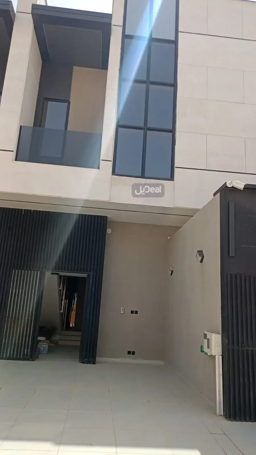 حي الجنادرية بمدينة الرياض  مساحة الوحدة من الأرض 117.58 متر   وتختص من المنافع والأجزاء المشتركة بمساحة 6.9 متر