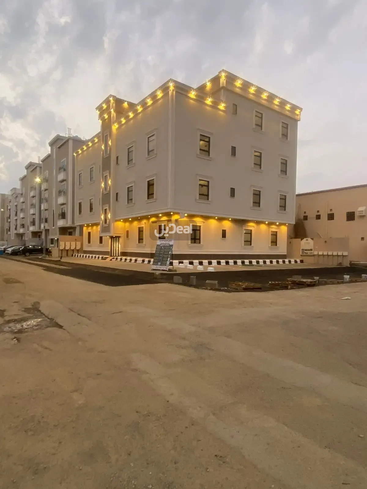 الشقة رقم 1 / ح1 في الملحق العلوى  من العقار رقم 4090   المقام على قطعة الارض 62 من    المخطط رقم  22س / ج بمدينة جيزان  مساحة الوحدة من الأرض 110.88 متر   وتختص من المنافع والأجزاء المشتركة بمساحة 57.2 متر