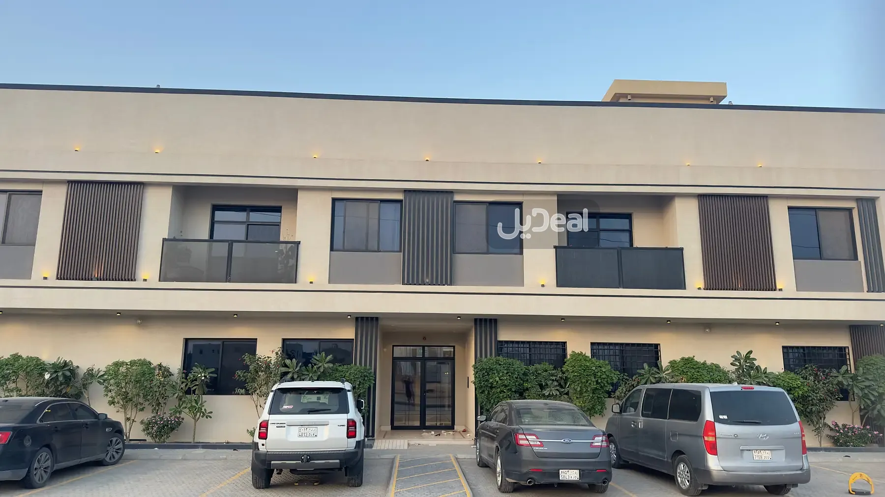 حي القادسية بمدينة الرياض  مساحة الوحدة من الأرض 103.74 متر   وتختص من المنافع والأجزاء المشتركة بمساحة 54.47 متر