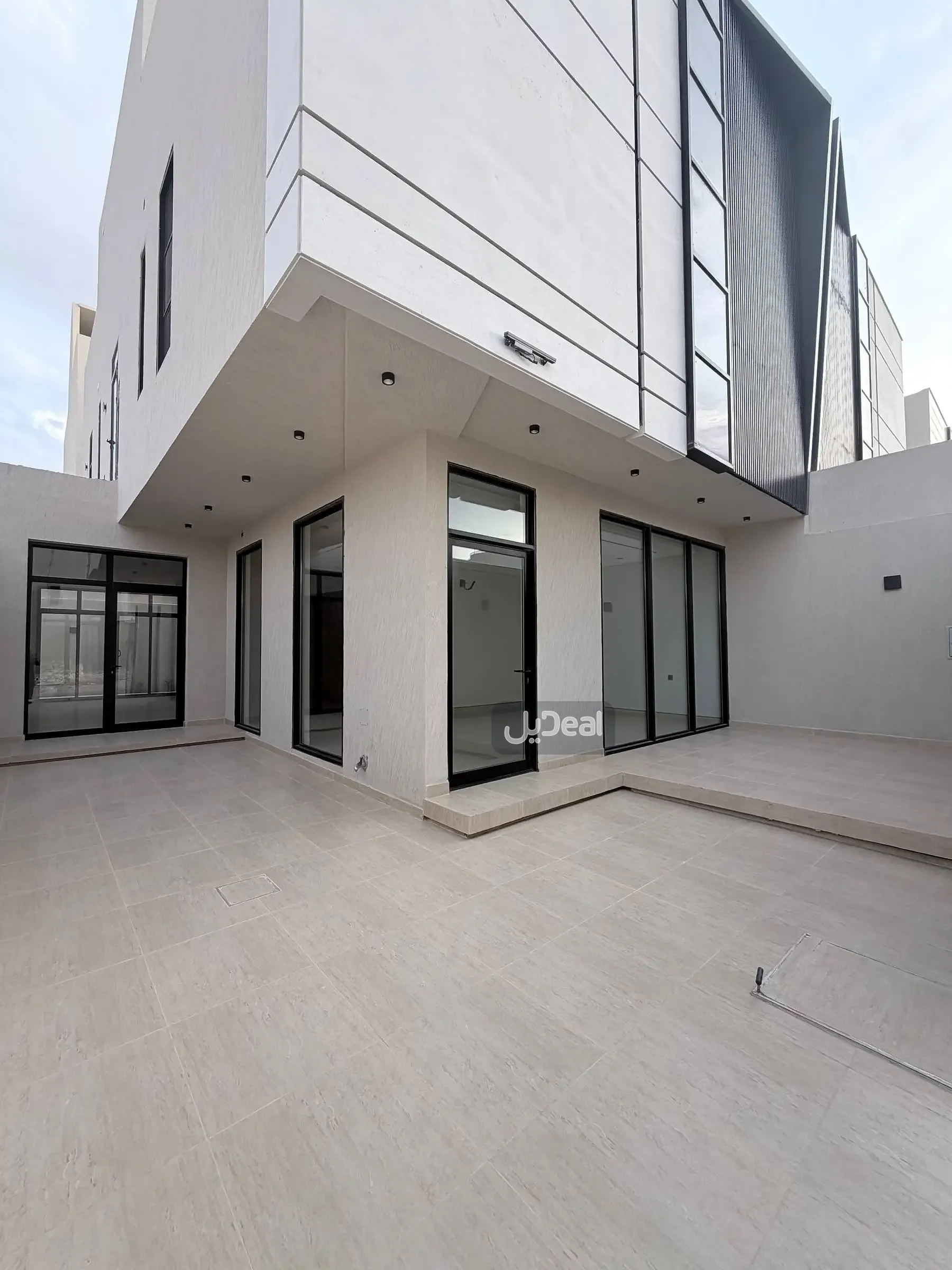 حي الفاروق بمدينة الرياض  مساحة الوحدة من الأرض 200 متر