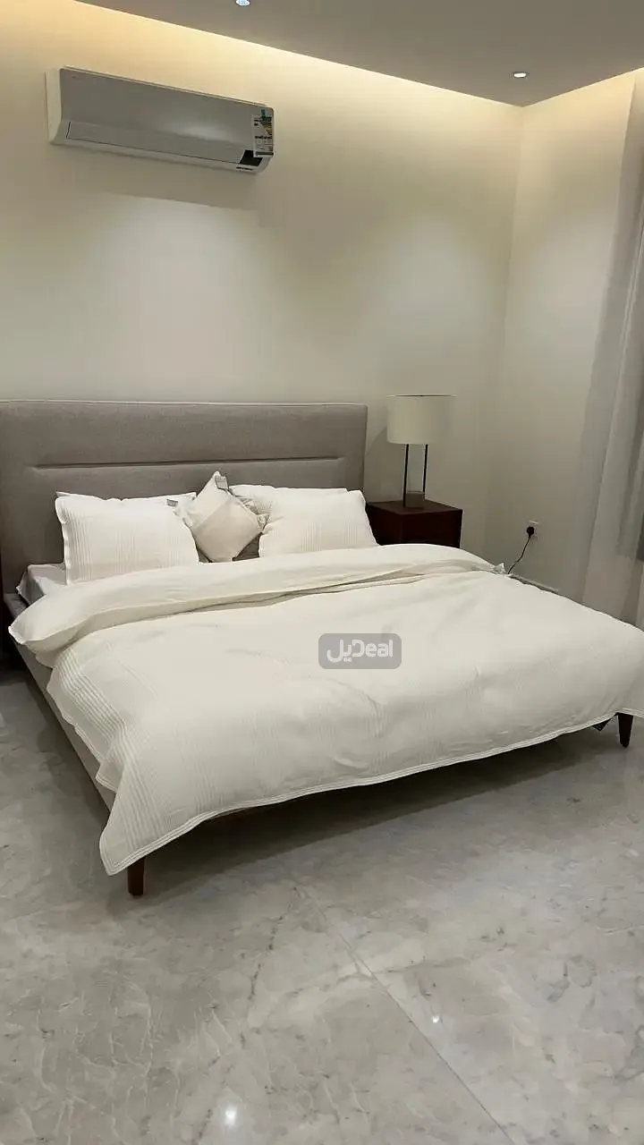 حي حطين بمدينة الرياض  مساحة الوحدة من الأرض 112.11 متر   وتختص من المنافع والأجزاء المشتركة بمساحة 38.97 متر