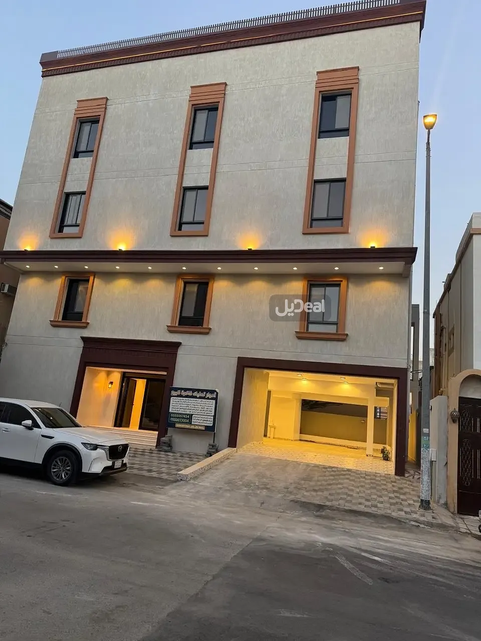 حي السلام بمدينة مكة المكرمة  مساحة الوحدة من الأرض 98.53 متر   وتختص من المنافع والأجزاء المشتركة بمساحة 177.32 متر