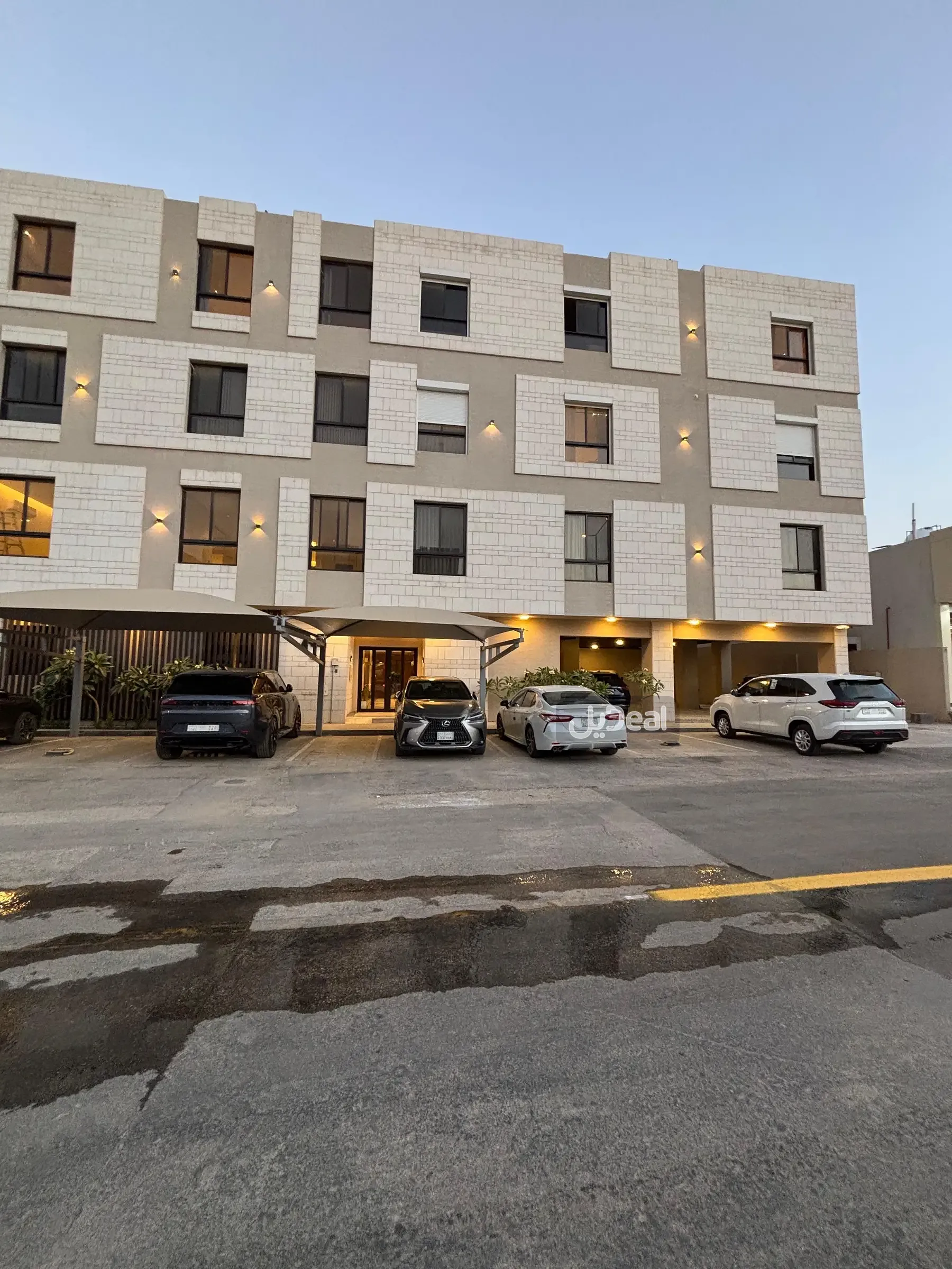 حي الملقا بمدينة الرياض  مساحة الوحدة من الأرض 57.37 متر   وتختص من المنافع والأجزاء المشتركة بمساحة 40.6 متر