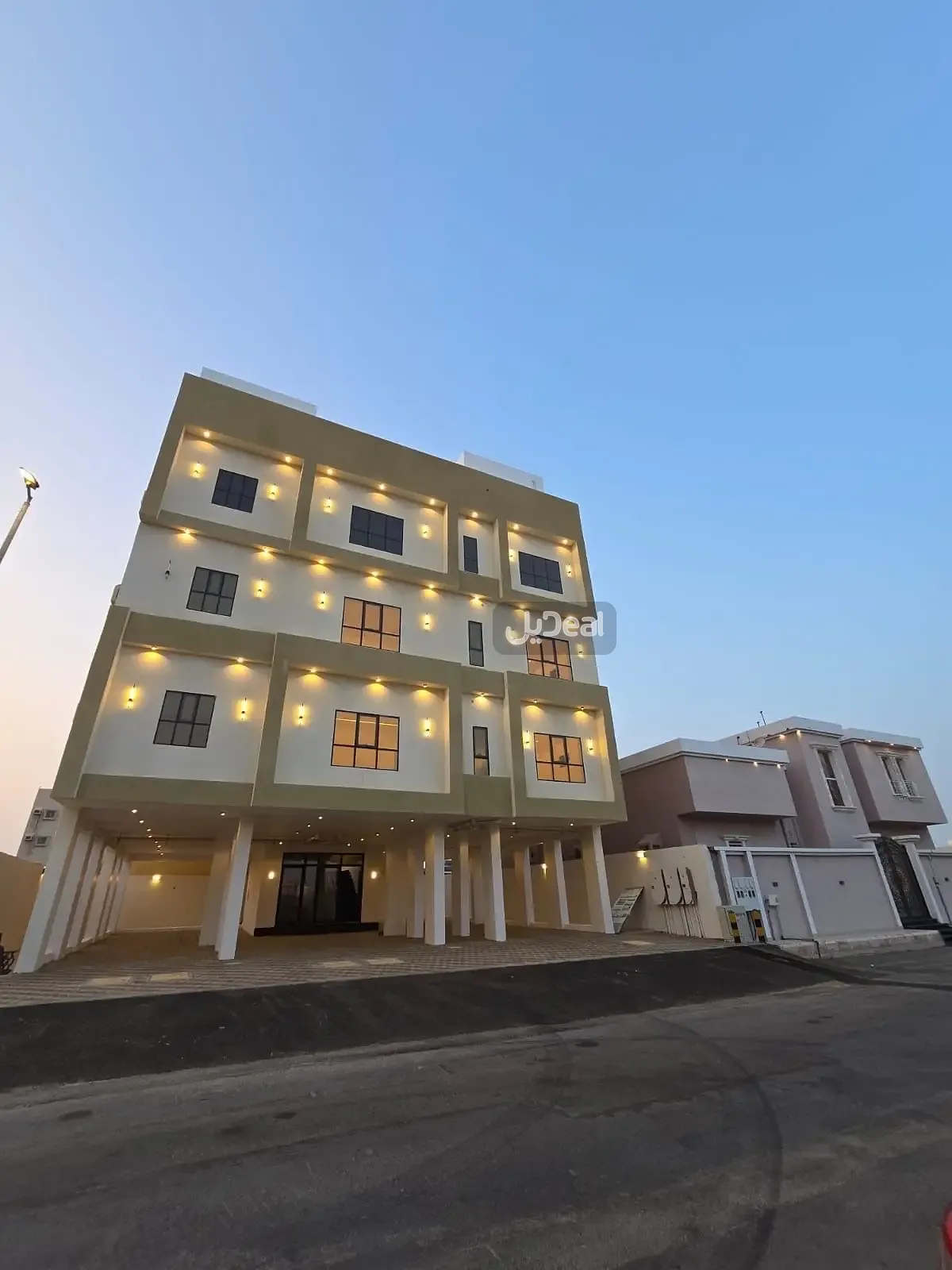 حي الرحاب بمدينة جيزان  مساحة الوحدة من الأرض 98 متر   وتختص من المنافع والأجزاء المشتركة بمساحة 164.57 متر