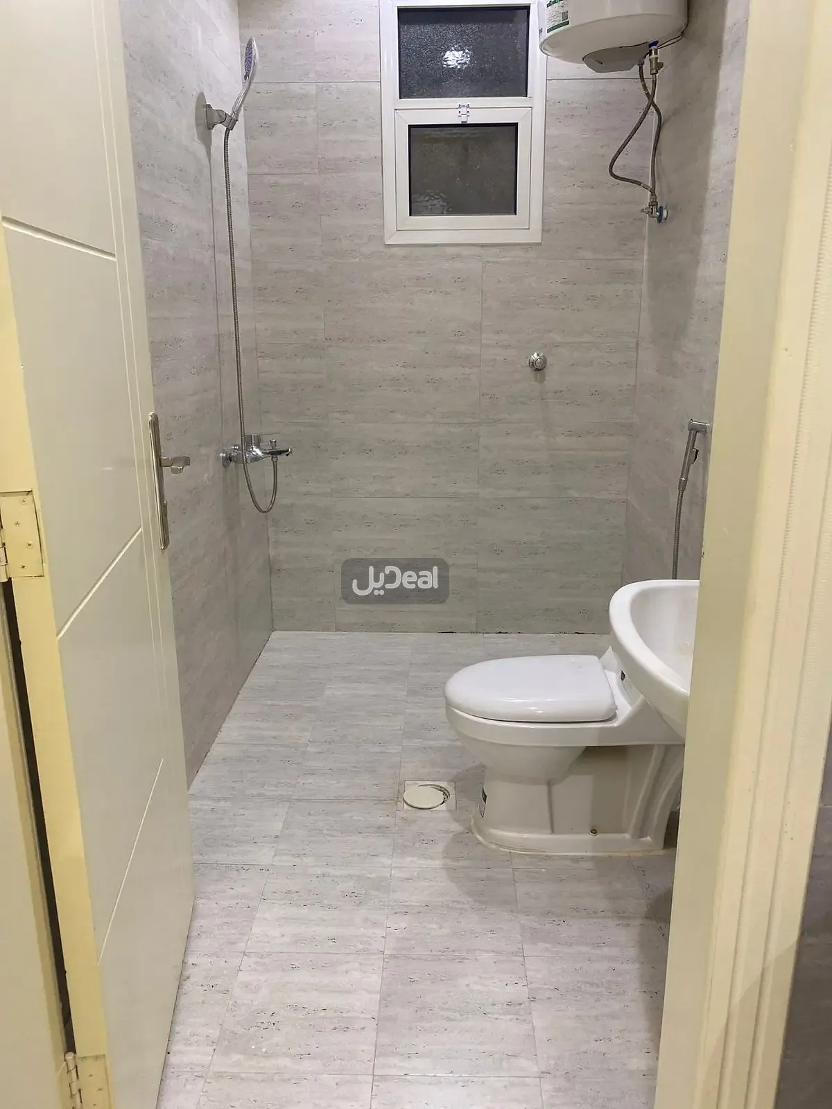 حي عكاظ بمدينة الرياض  مساحة الوحدة من الأرض 221.53 متر   وتختص من المنافع والأجزاء المشتركة بمساحة 167.29 متر