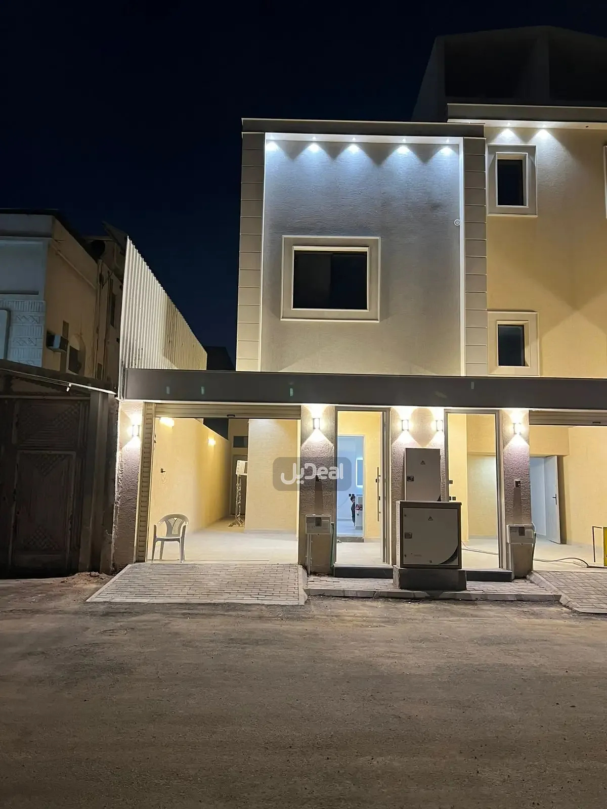 حي بدر بمدينة الرياض  مساحة الوحدة من الأرض 135.3 متر   وتختص من المنافع والأجزاء المشتركة بمساحة 20.08 متر