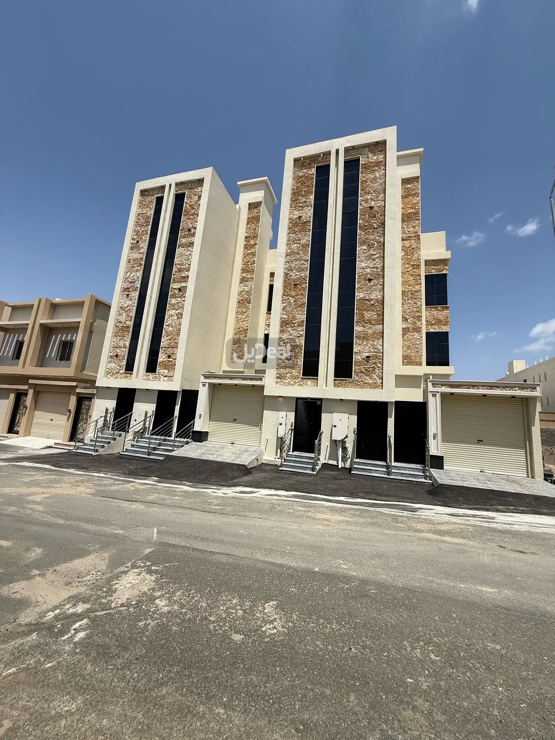 حي قبر الحصان بمدينة خميس مشيط  مساحة الوحدة من الأرض 97.74 متر   وتختص من المنافع والأجزاء المشتركة بمساحة 31.28 متر