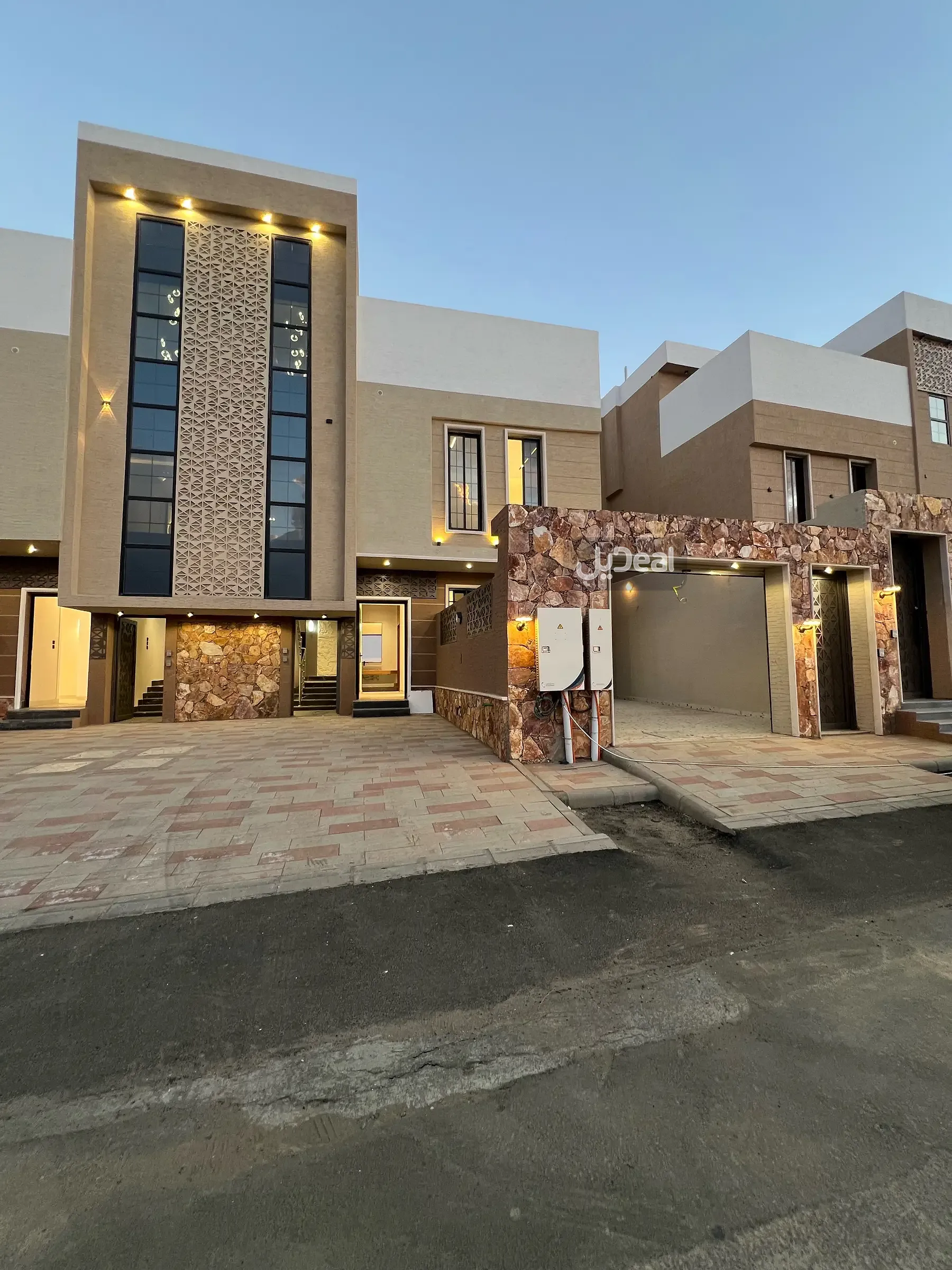 حي الغدير بمدينة مدينة سلطان  مساحة الوحدة من الأرض 77.69 متر   وتختص من المنافع والأجزاء المشتركة بمساحة 13.72 متر