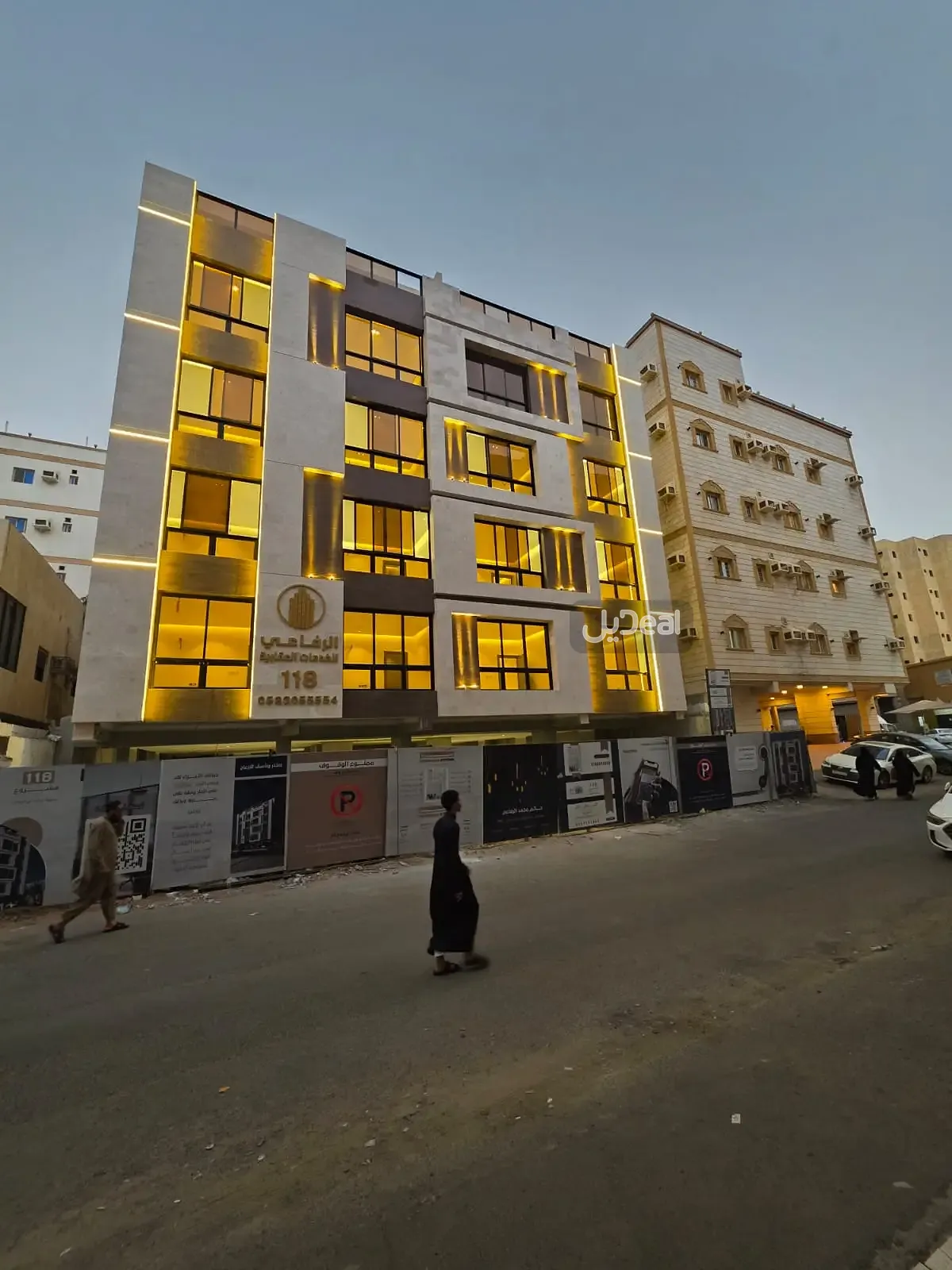 حي البوادى بمدينة جدة  مساحة الوحدة من الأرض 37.1 متر   وتختص من المنافع والأجزاء المشتركة بمساحة 79.1 متر