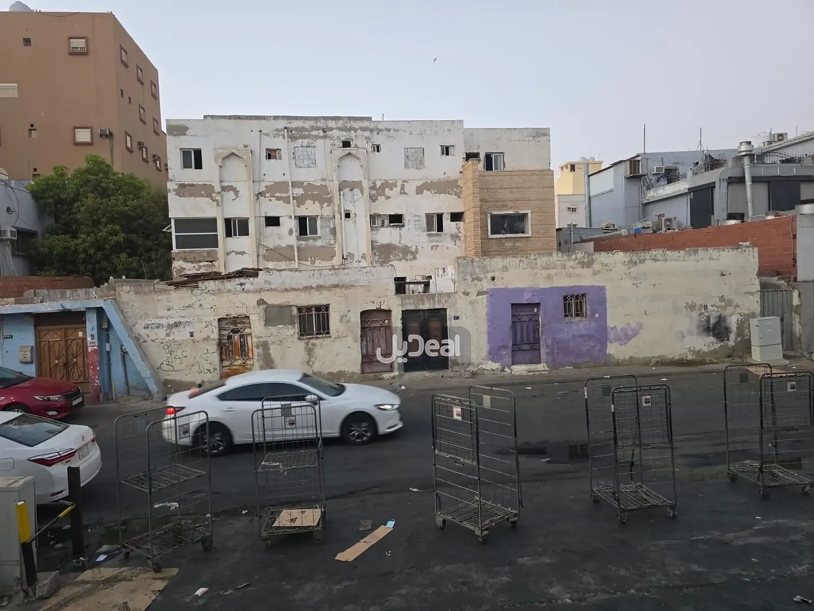 حي  مشرفة  بمدينة جدة . المقام عليها مبانى من دورين