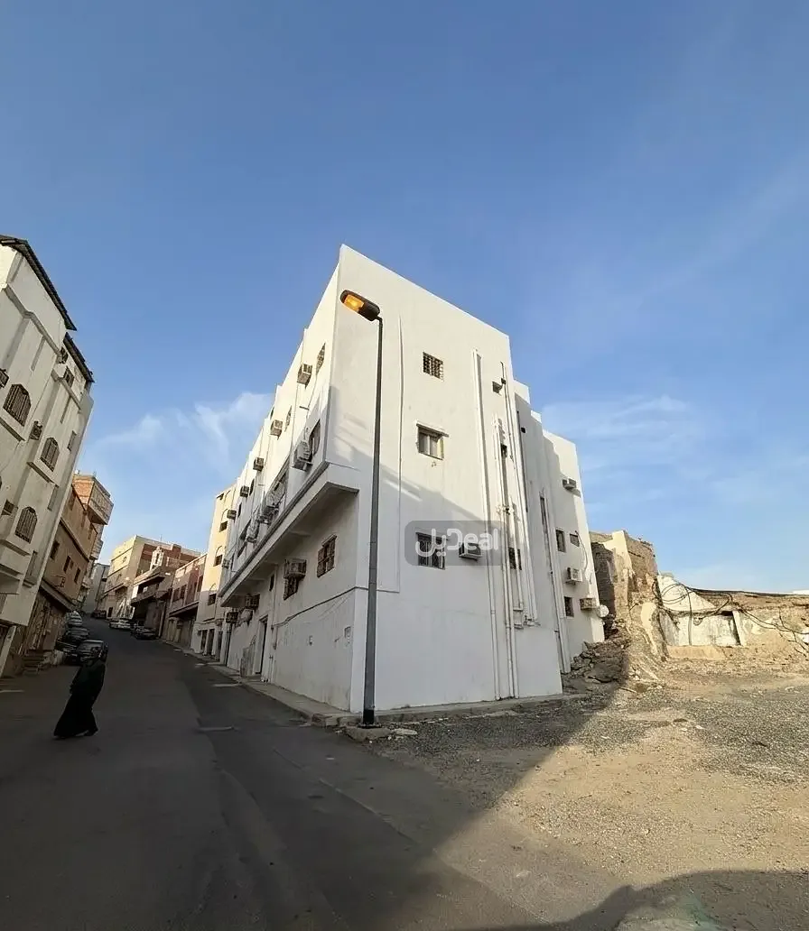 قطعة الارض  رقم بدون بمدينة مكة المكرمة . كامل الحوش ارضا وبناء الكائن بمكة المكرمة بالمعابده ريع ذاخر ريع الحداده