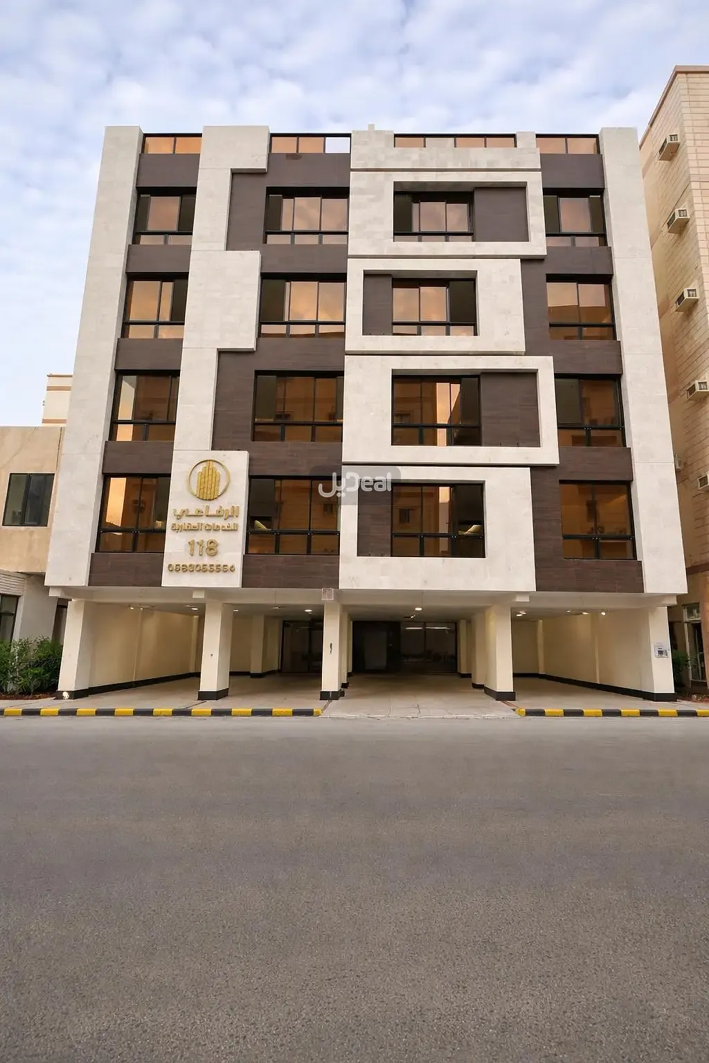 حي البوادى بمدينة جدة  مساحة الوحدة من الأرض 53.79 متر   وتختص من المنافع والأجزاء المشتركة بمساحة 114.67 متر
