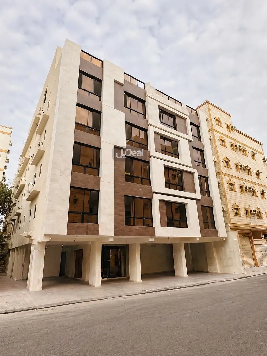 حي البوادى بمدينة جدة  مساحة الوحدة من الأرض 28.39 متر   وتختص من المنافع والأجزاء المشتركة بمساحة 60.53 متر