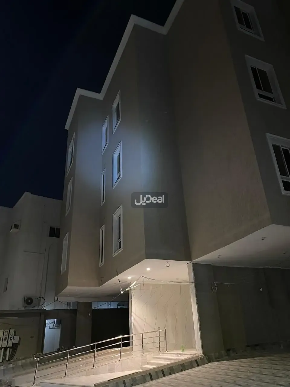 حي العدل بمدينة جدة  مساحة الوحدة من الأرض 70.64 متر   وتختص من المنافع والأجزاء المشتركة بمساحة 107.38 متر