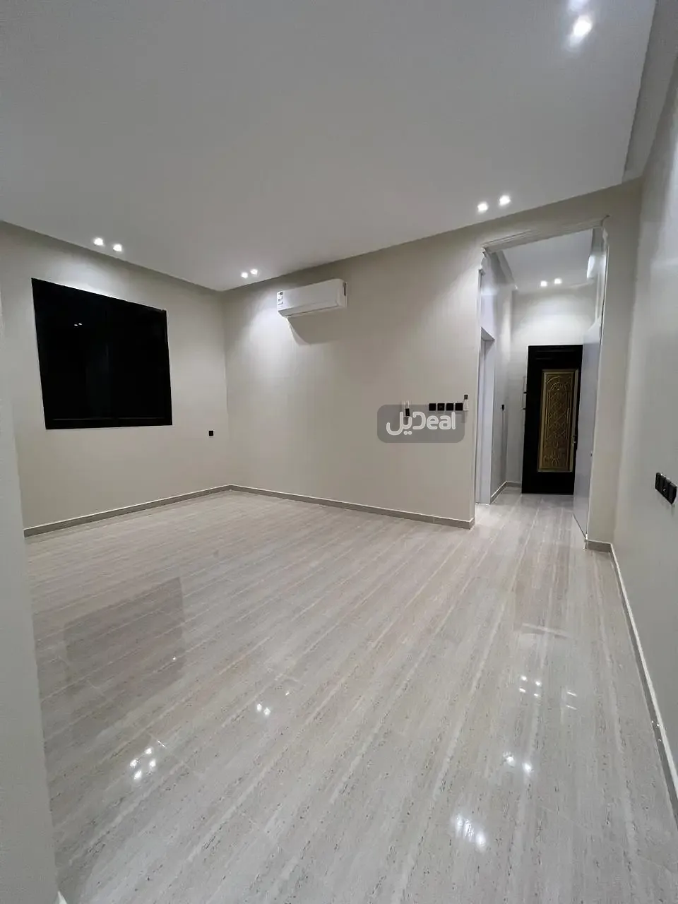 حي الجنادرية بمدينة الرياض  مساحة الوحدة من الأرض 117.79 متر   وتختص من المنافع والأجزاء المشتركة بمساحة 79.84 متر