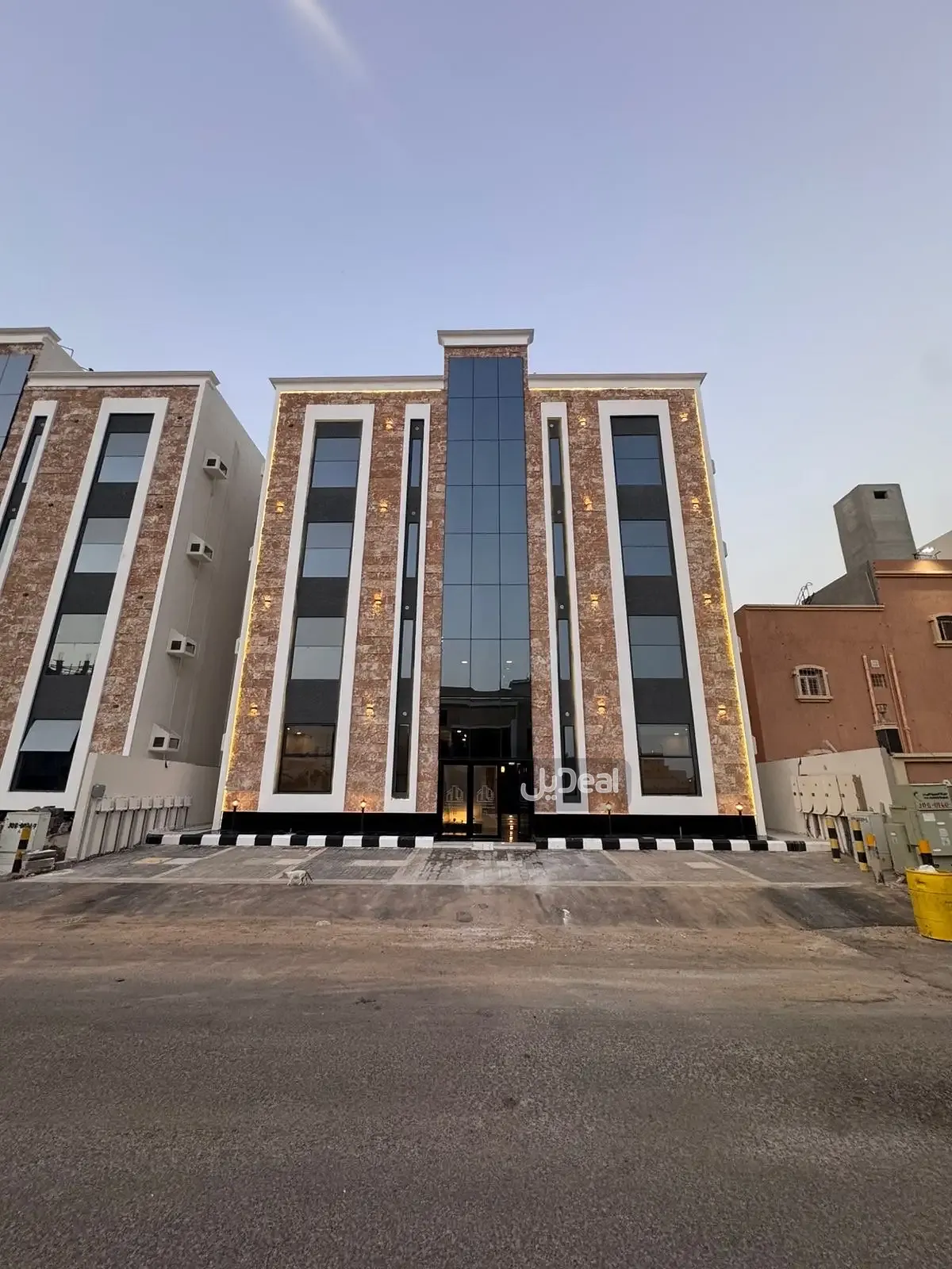 حي الرحاب 2 بمدينة جيزان  مساحة الوحدة من الأرض 80 متر   وتختص من المنافع والأجزاء المشتركة بمساحة 55.41 متر