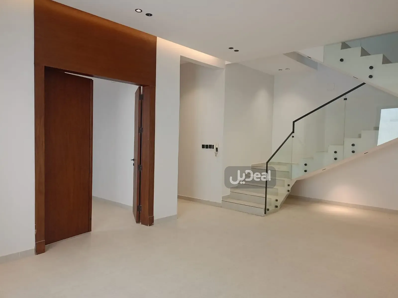 حي الجنادرية بمدينة الرياض  مساحة الوحدة من الأرض 183.625 متر   وتختص من المنافع والأجزاء المشتركة بمساحة 95.12 متر