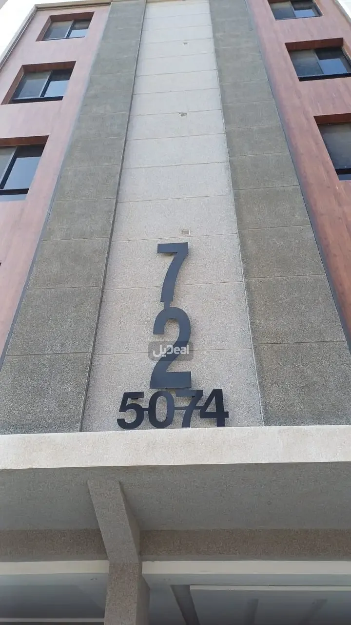 حي الصوارى بمدينة جدة  مساحة الوحدة من الأرض 37.93 متر   وتختص من المنافع والأجزاء المشتركة بمساحة 44.73 متر