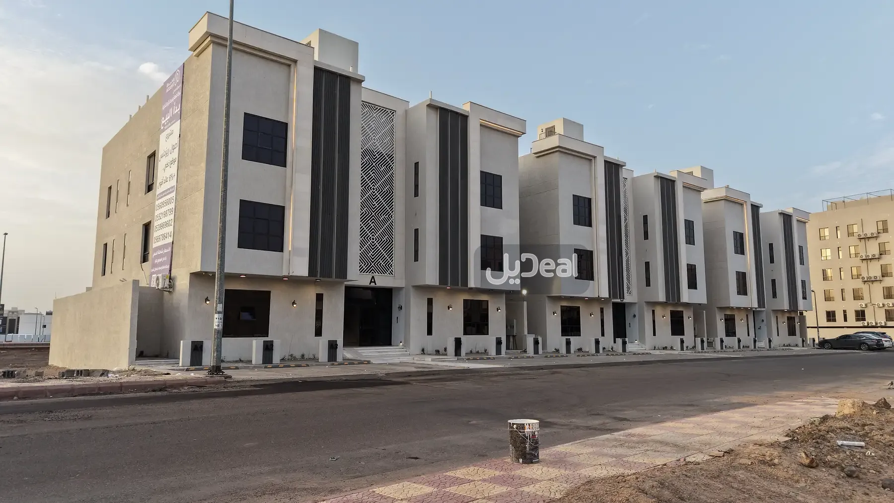 حي مذينب منطقة ميطان بمدينة المدينة المنورة  مساحة الوحدة من الأرض 93.53 متر   وتختص من المنافع والأجزاء المشتركة بمساحة 93.47 متر