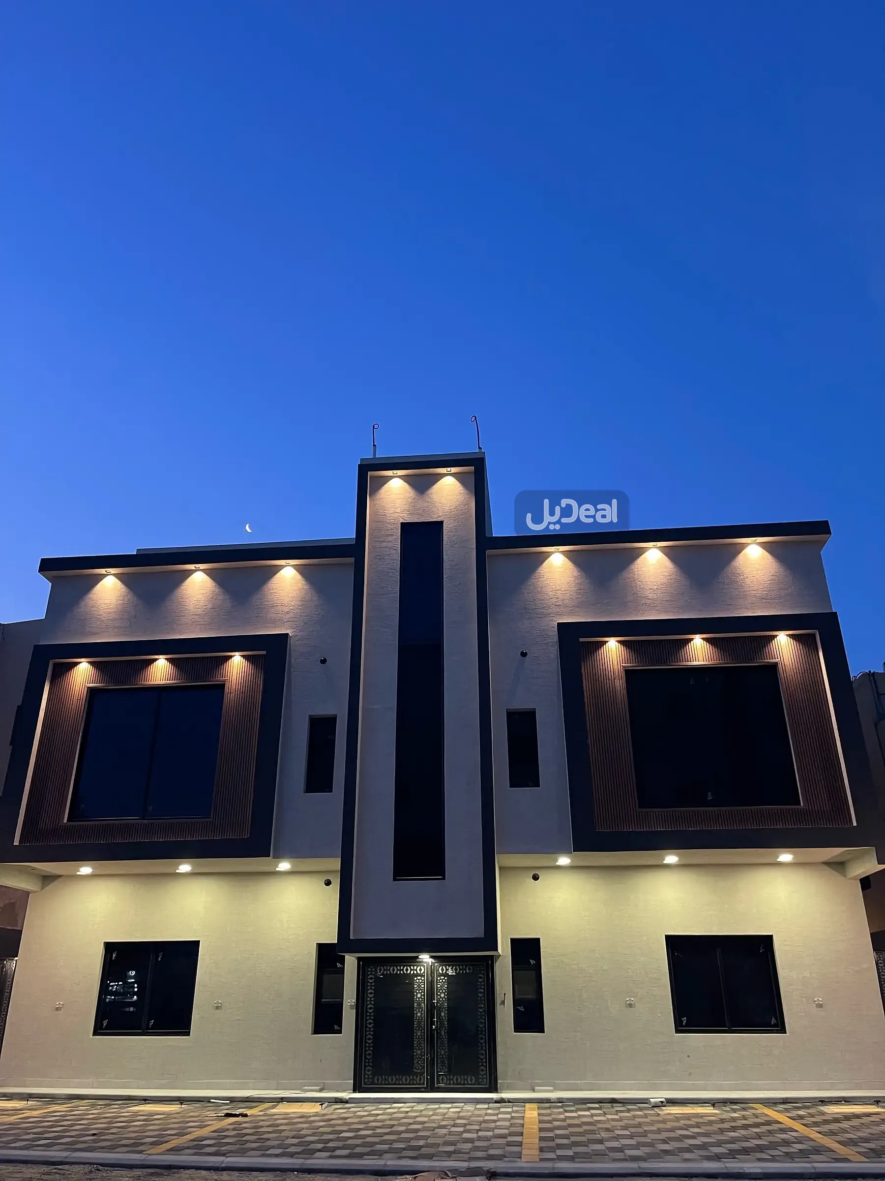 حي الندى بمدينة الدمام  مساحة الوحدة من الأرض 104.18 متر   وتختص من المنافع والأجزاء المشتركة بمساحة 81.47 متر