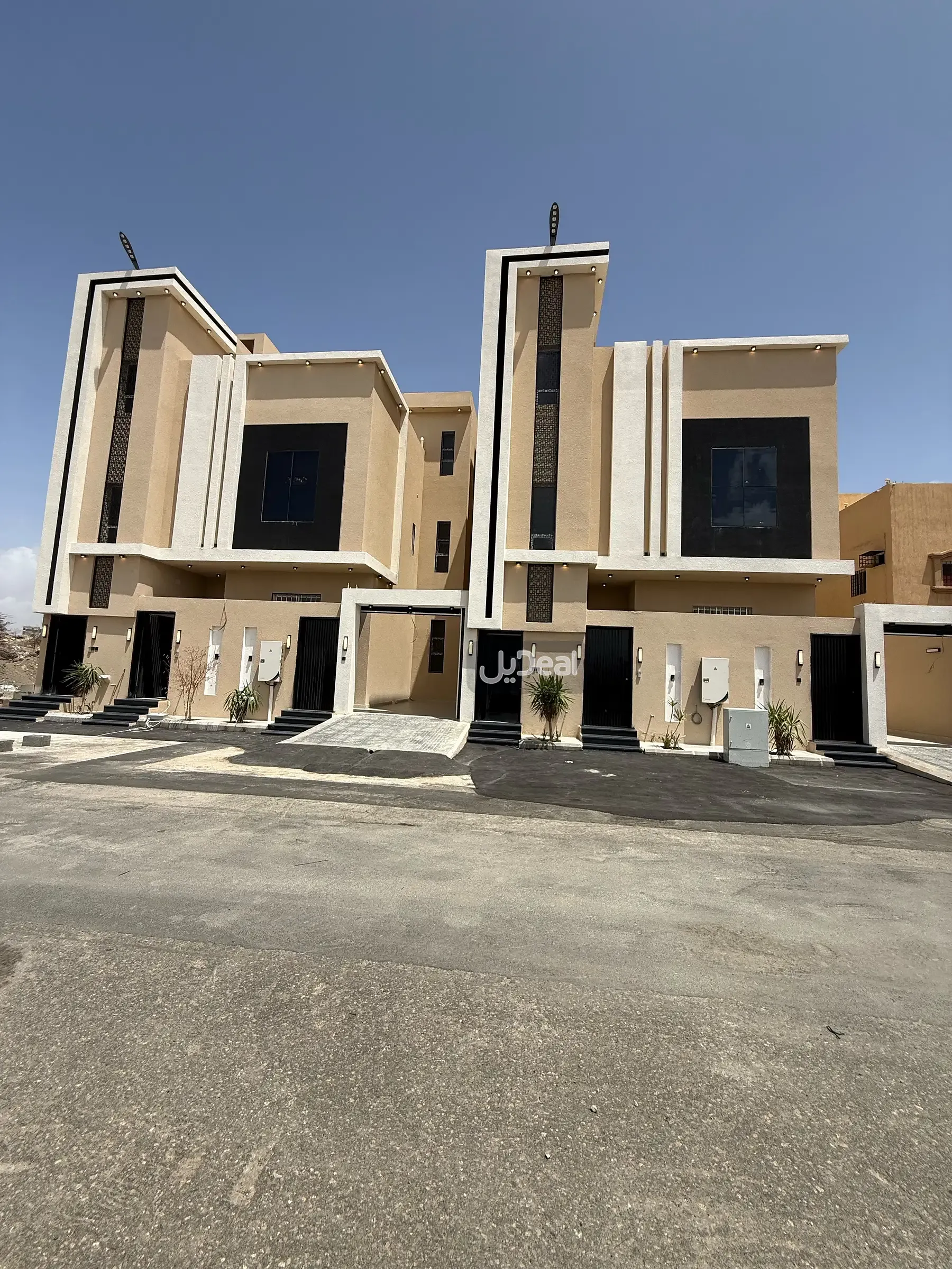 حي اليرموك بمدينة خميس مشيط  مساحة الوحدة من الأرض 193.68 متر   وتختص من المنافع والأجزاء المشتركة بمساحة 169.07 متر