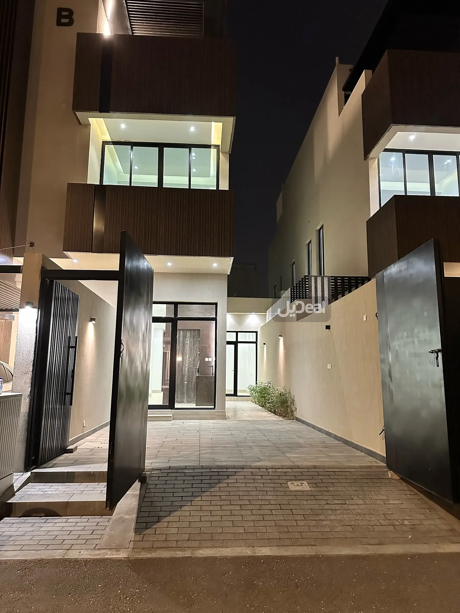 حي الرمال بمدينة الرياض  مساحة الوحدة من الأرض 98.92 متر   وتختص من المنافع والأجزاء المشتركة بمساحة 77.76 متر