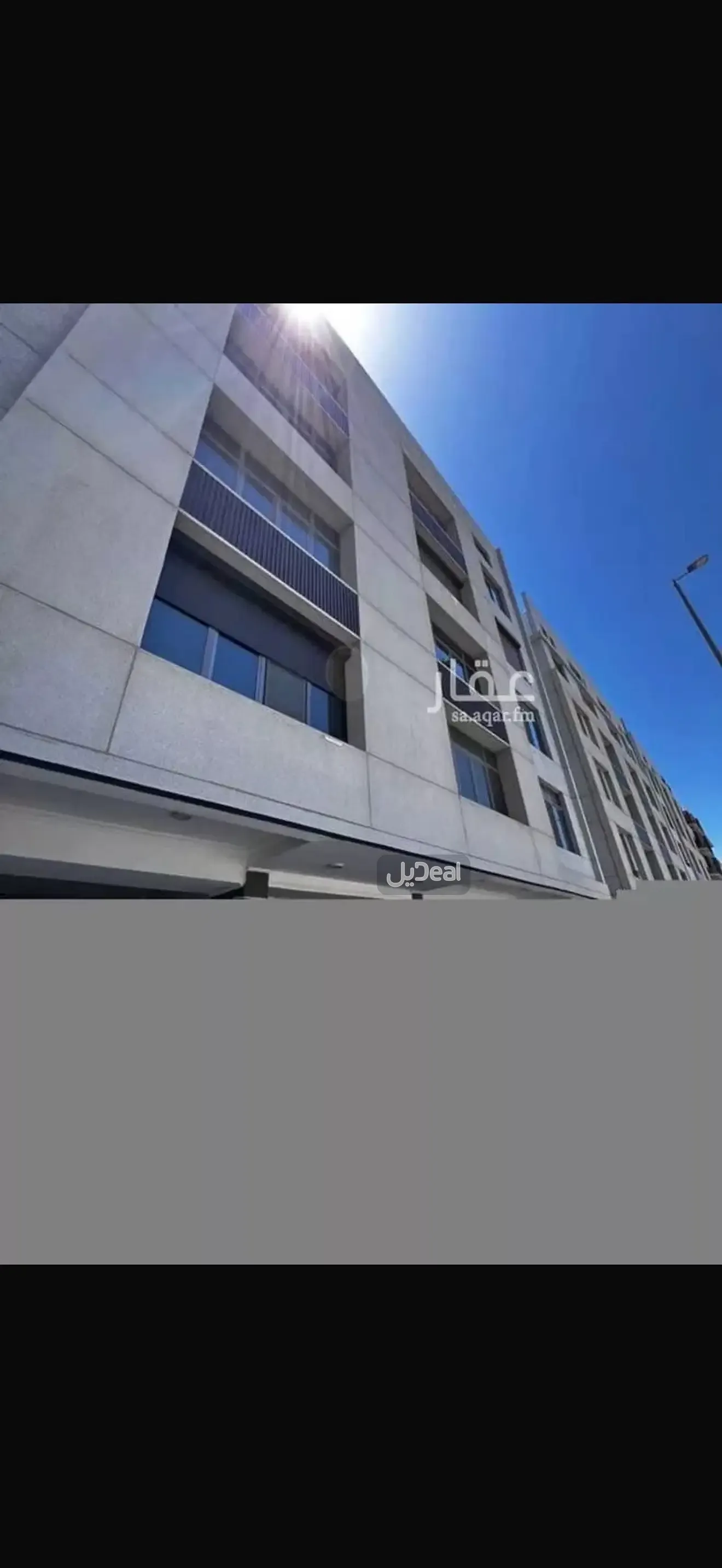 الشقة رقم 1 / ح1 الجنوبية الشرقية فى الملحق العلوى من العقار رقم 5679 المقام على قطعة الارض 209 من المخطط رقم 424 / ج / س حى الصوارى بمدينة جدة مساحة الوحدة من الأرض 61.58 متر وتختص من المنافع والأجزاء المشتركة بمساحة 107.86 متر