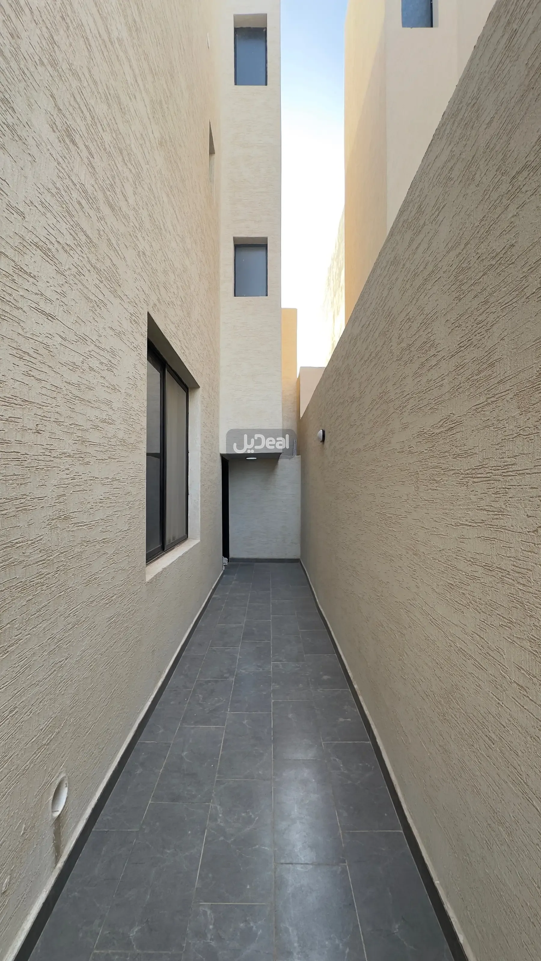 حي المرجان بمدينة الرياض  مساحة الوحدة من الأرض 142.4 متر   وتختص من المنافع والأجزاء المشتركة بمساحة 68.97 متر