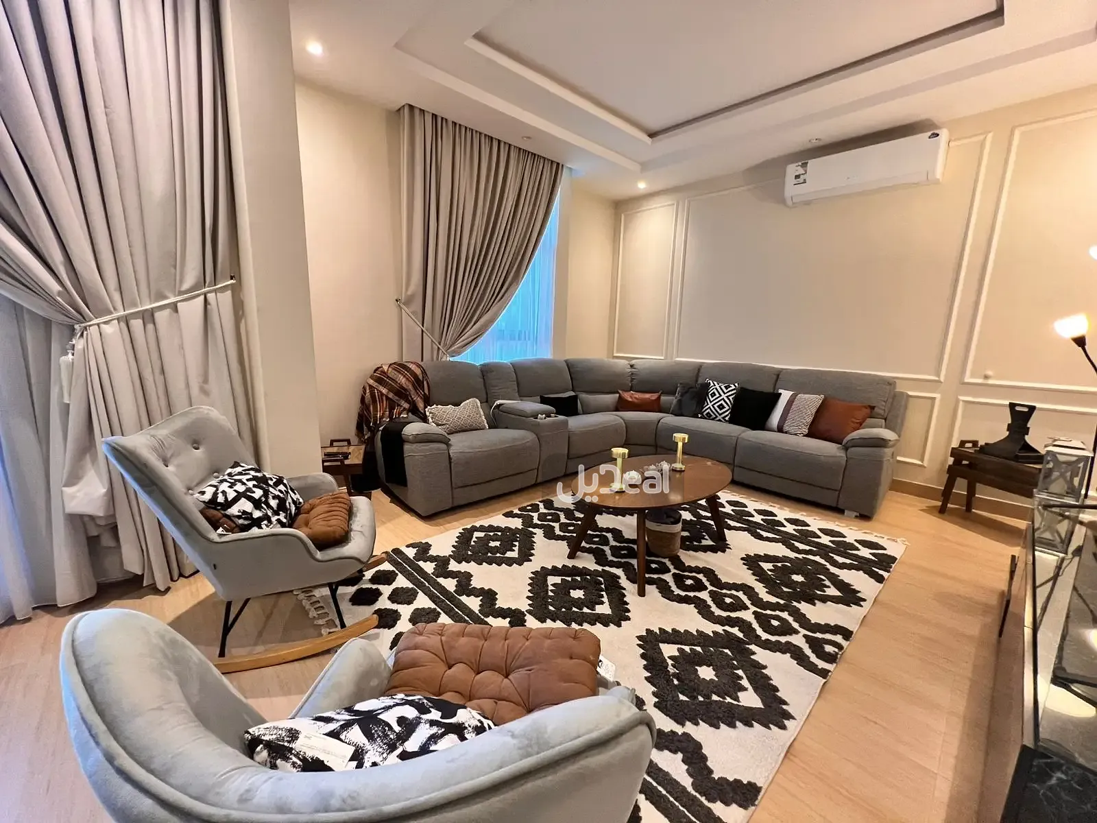 حي الملقا بمدينة الرياض  مساحة الوحدة من الأرض 68.65 متر   وتختص من المنافع والأجزاء المشتركة بمساحة 33.11 متر