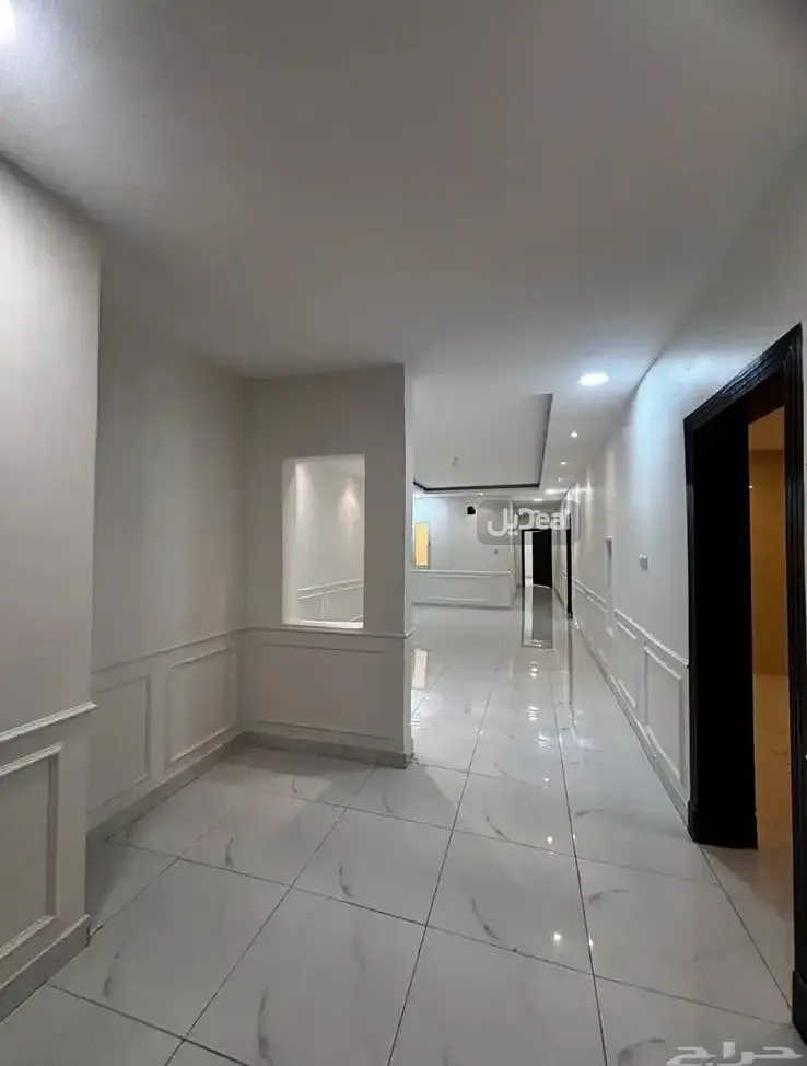 الشقة رقم 1 / 1 في الدور الأول  من العمارة رقم 8218   المقامة على قطعة الارض 128 / 1 من    البلك رقم  11   المخطط رقم  ش د  1305 بمدينة الدمام  مساحة الوحدة من الأرض 106.59 متر   وتختص من المنافع والأجزاء المشتركة بمساحة 53.98 متر