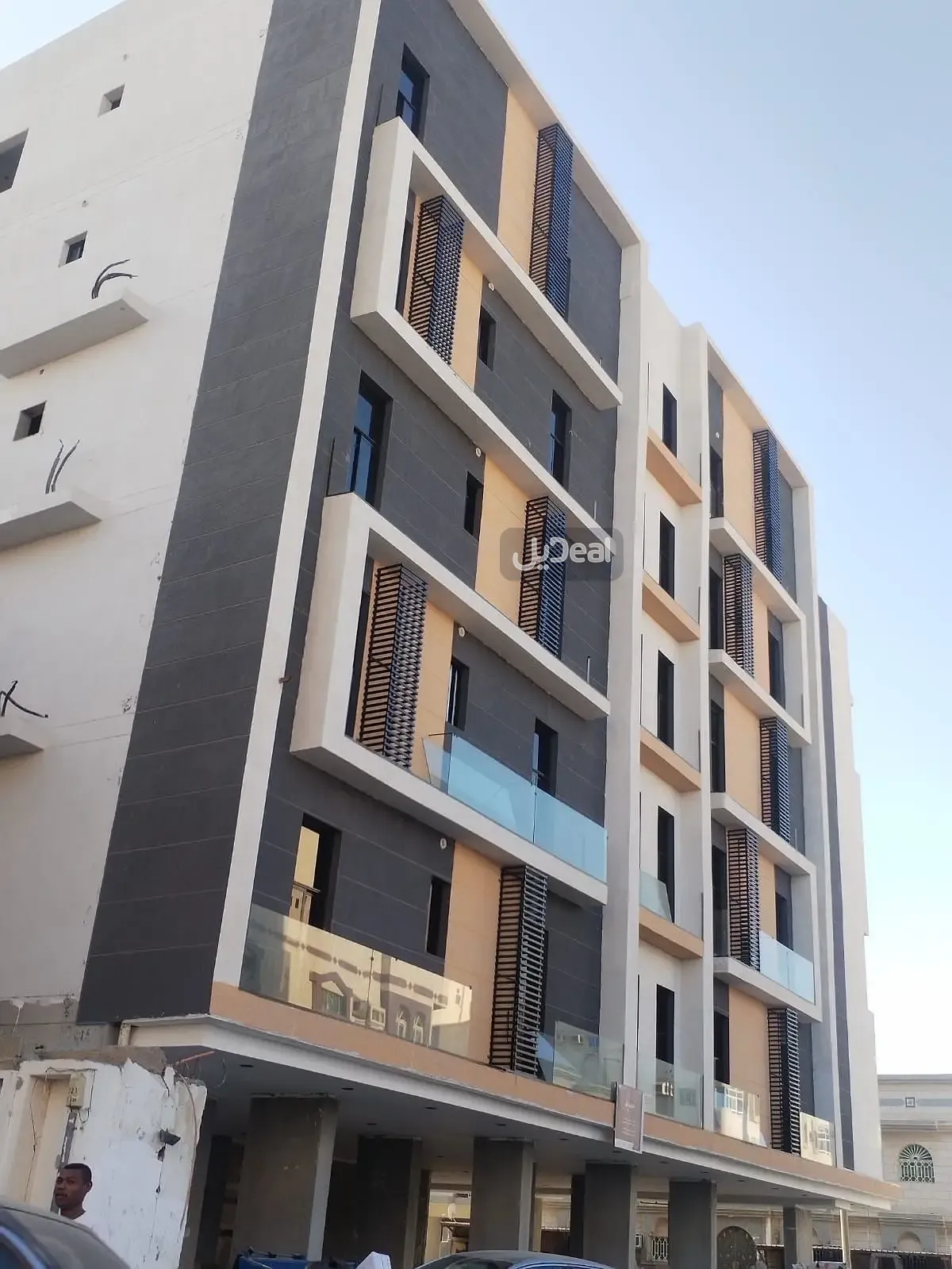 حي الرغامة بمدينة جدة  مساحة الوحدة من الأرض 50.91 متر   وتختص من المنافع والأجزاء المشتركة بمساحة 100.81 متر