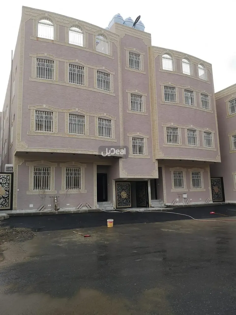 حي ال غليظ بمدينة ابها  مساحة الوحدة من الأرض 105 متر   وتختص من المنافع والأجزاء المشتركة بمساحة 56.06 متر