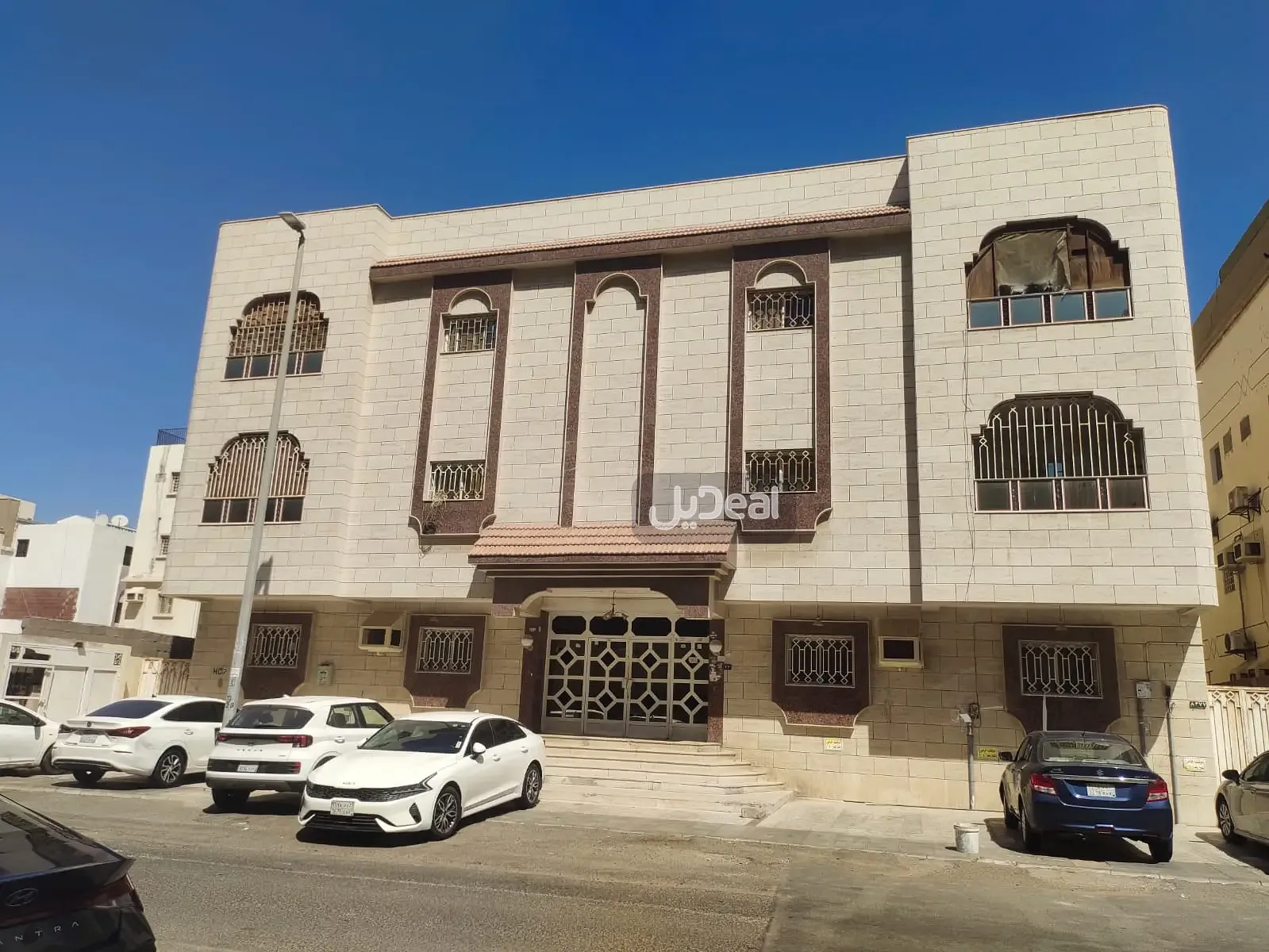 كامل العمارة السكنية المكونة من ثلاث ادوار وملحق والمقامة على قطعة الارض رقم 385 من المخطط رقم المنح / 11 الواقع فى حى الصفا بمدينة جدة .