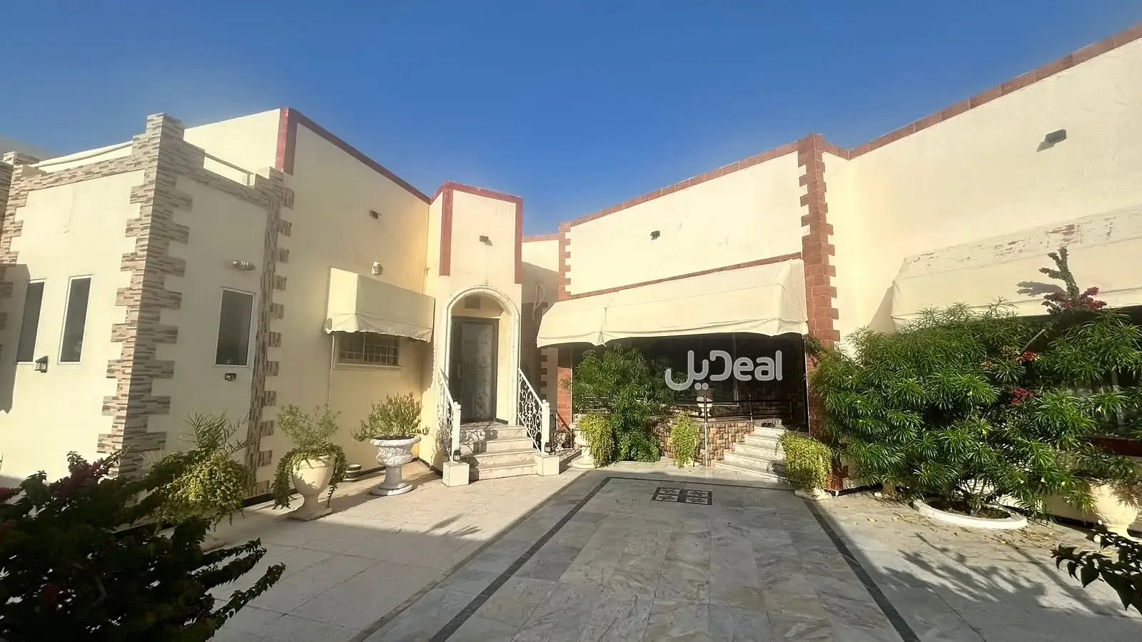 حي  الحمراء  بمدينة الدمام .