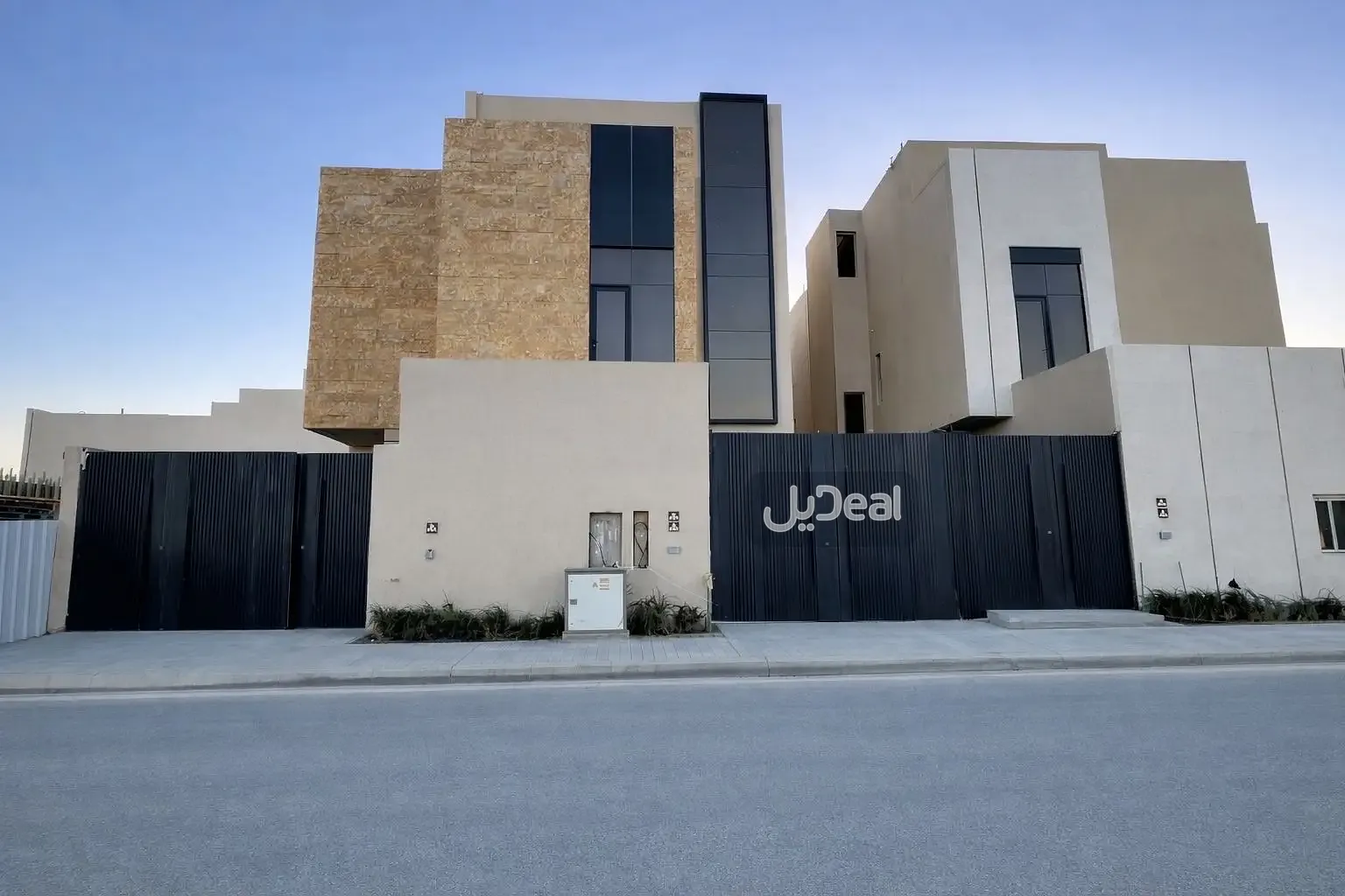 حي الجنادرية بمدينة الرياض  مساحة الوحدة من الأرض 109.96 متر   وتختص من المنافع والأجزاء المشتركة بمساحة 29.38 متر