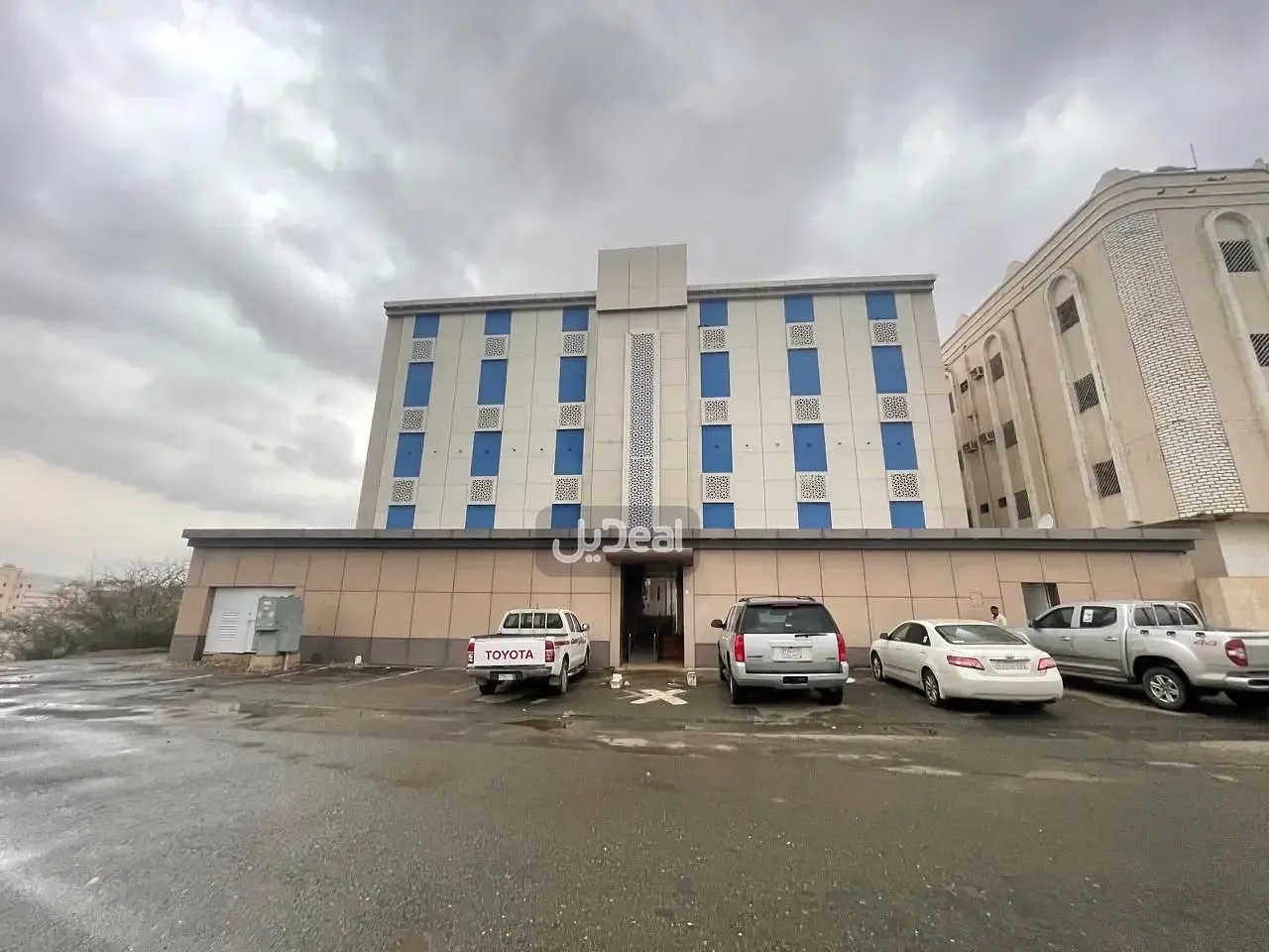 الأرض السكنية رقم 8 من المخطط رقم 43 / 1408/ ج/ 11 الواقع فى حى الضرس محافظة محايل عسير .