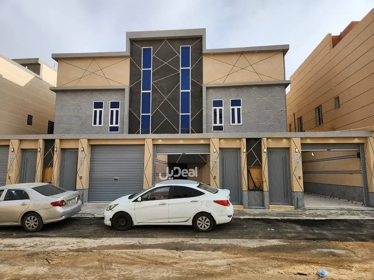 حي عكاظ بمدينة الرياض  مساحة الوحدة من الأرض 184.16 متر   وتختص من المنافع والأجزاء المشتركة بمساحة 24.35 متر