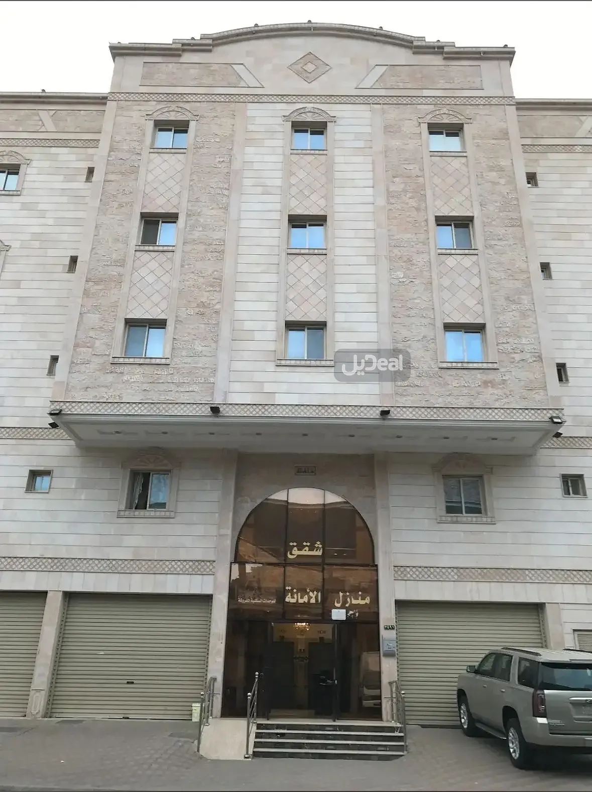 فندق للبيع