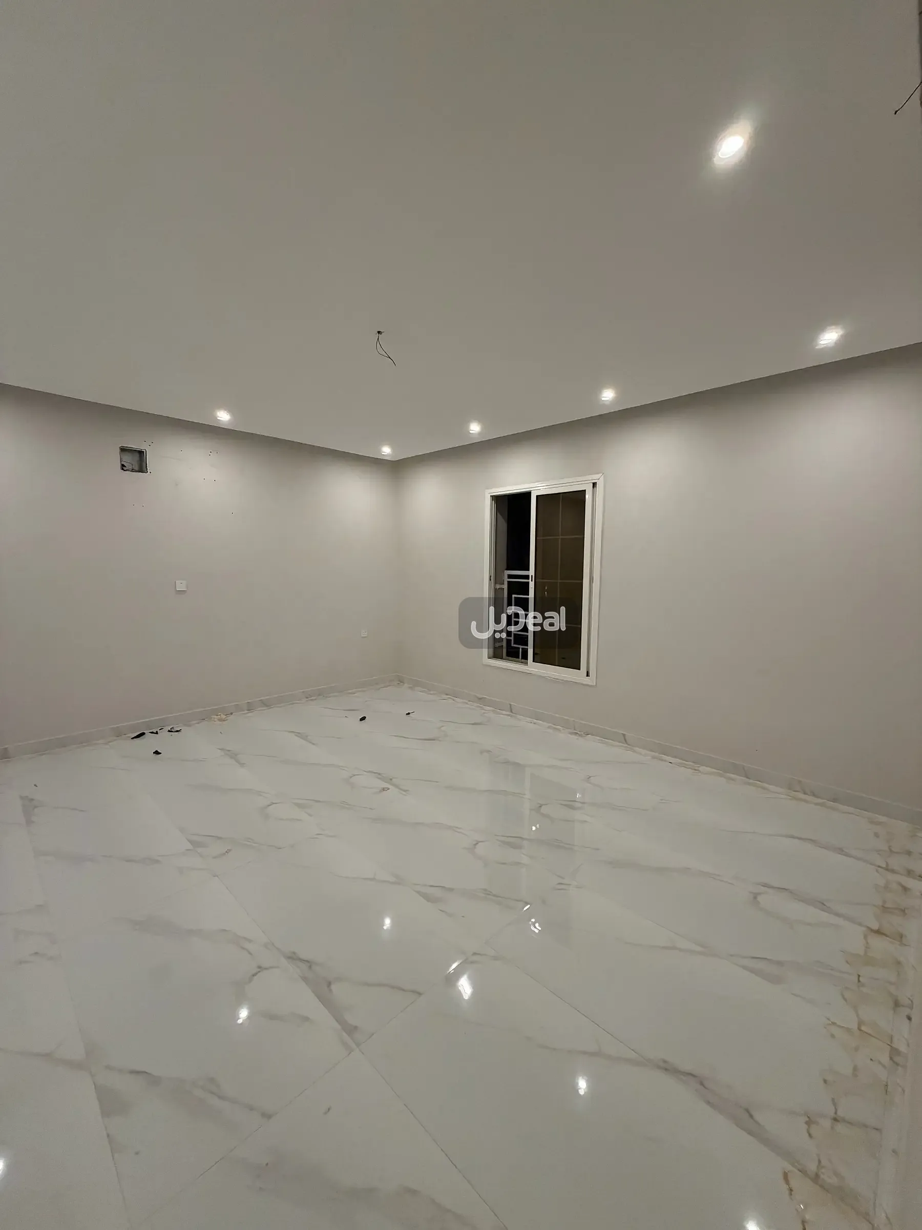 حي هجر بمدينة الدمام  مساحة الوحدة من الأرض 92.36 متر   وتختص من المنافع والأجزاء المشتركة بمساحة 77.38 متر