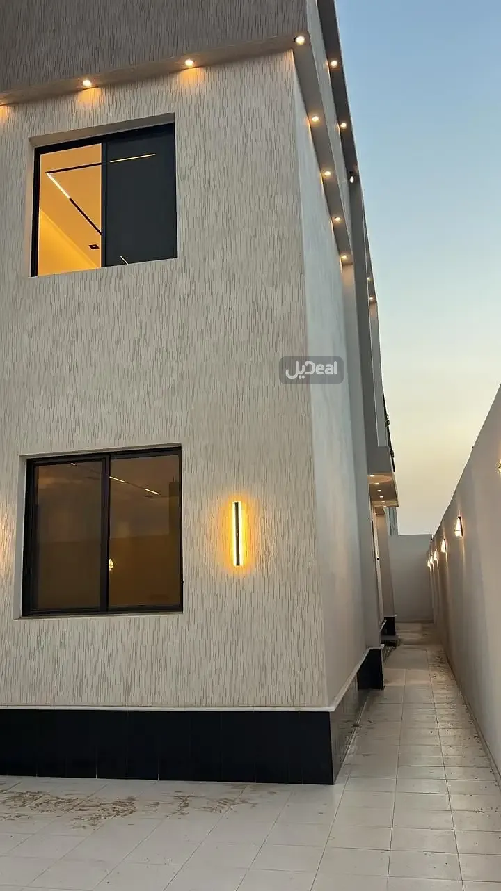 فلة ديبلوكس متصلة رقم 7364 في الدور الأرضى والدور الأول والملحق  من العقار رقم 7364   المقام على قطعة الأرض السكنية 28 من    المخطط رقم  222 حى الركوبة محافظة صامطة  مساحة الوحدة من الأرض 300 متر