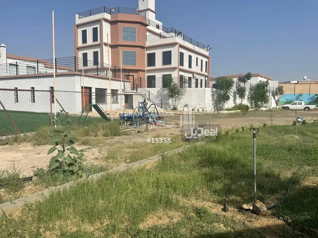 كامل الارض السكنية والمحاطة بجدار من البلك بارتفاع مترين وزيادة وبداخلها بيت شعبى والواقعة غرب طريق وادى بن هشبل وغرب الصناعية الجديدة فى حى السعديين بالعمارة بمدينة خميس مشيط .