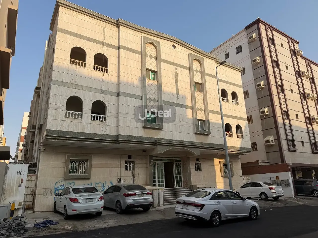 العمارة السكنية المكونة من ثلاثة ادوار وملحق المقامة على قطعة الارض رقم 74 / ح من المخطط رقم 3 / 336/ ع الواقع فى حى الربوة بمدينة جدة .