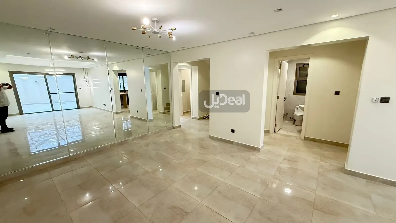 فلة ديبلوكس متصلة رقم 7101 في الدور الأرضى والدور الأول والملحق  من العقار رقم 7101/4348   المقام على قطعة الارض 677 - 680 من    المخطط رقم  710106048393 / س بمدينة الرياض  مساحة الوحدة من الأرض 221.85 متر