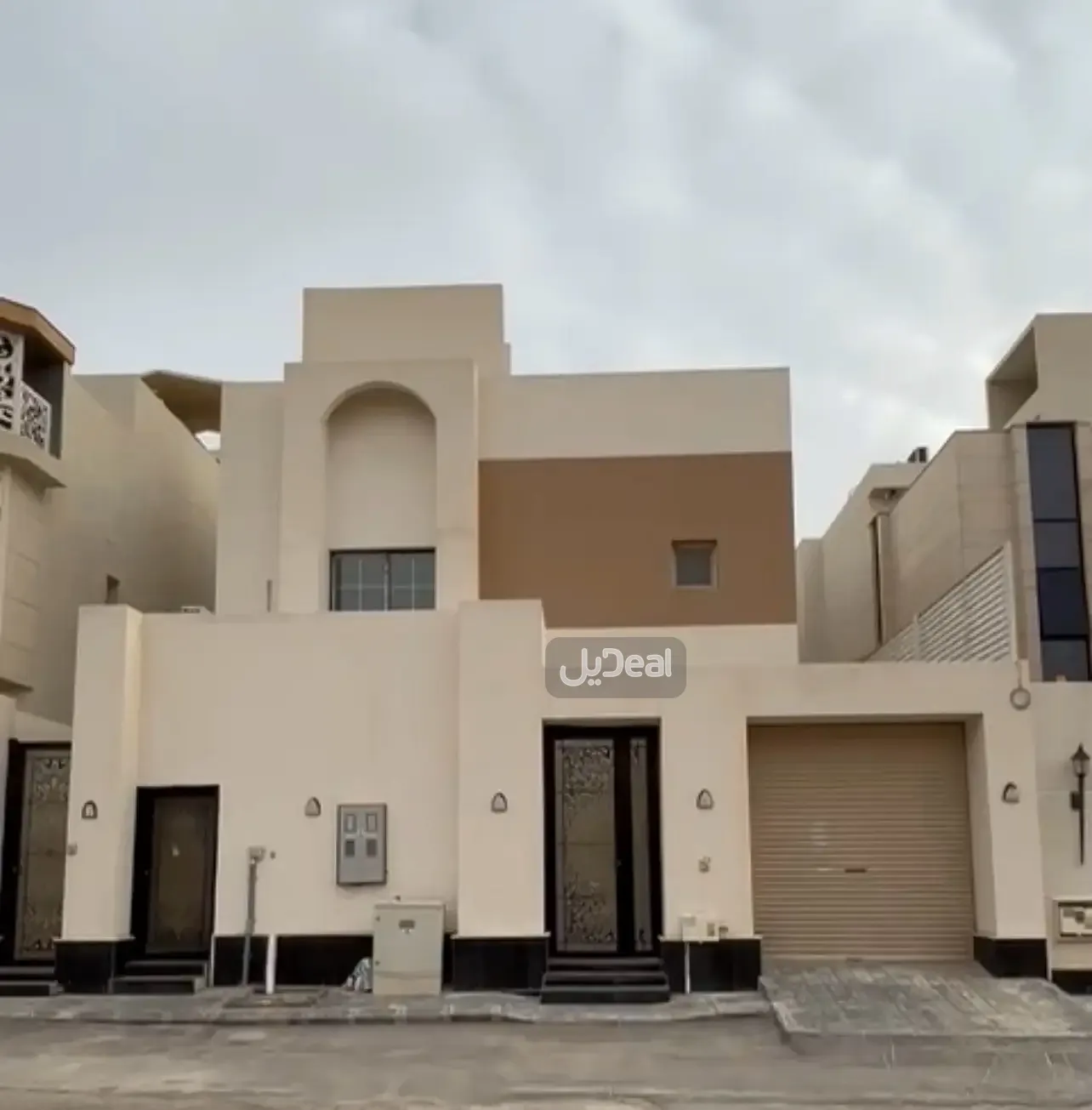 حي العارض بمدينة الرياض  مساحة الوحدة من الأرض 252.23 متر   وتختص من المنافع والأجزاء المشتركة بمساحة 26.42 متر