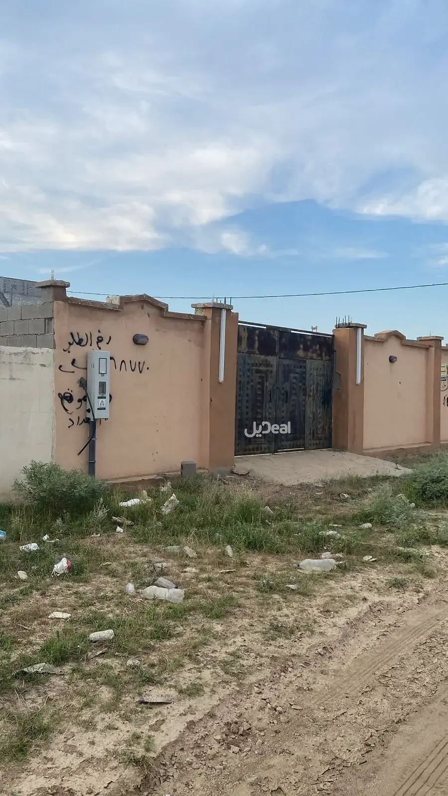 حيانية يسار الذاهب الى الطائف عن طريق السيل والمحاطة بسور من البلك ارتفاع مترين من جميع الجهات