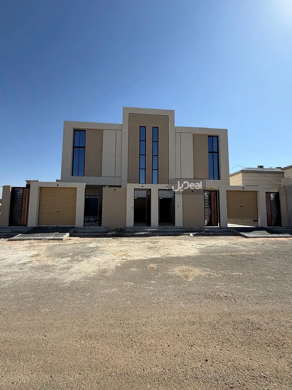 حي الشفا بمدينة تبوك  مساحة الوحدة من الأرض 153.35 متر   وتختص من المنافع والأجزاء المشتركة بمساحة 34.47 متر