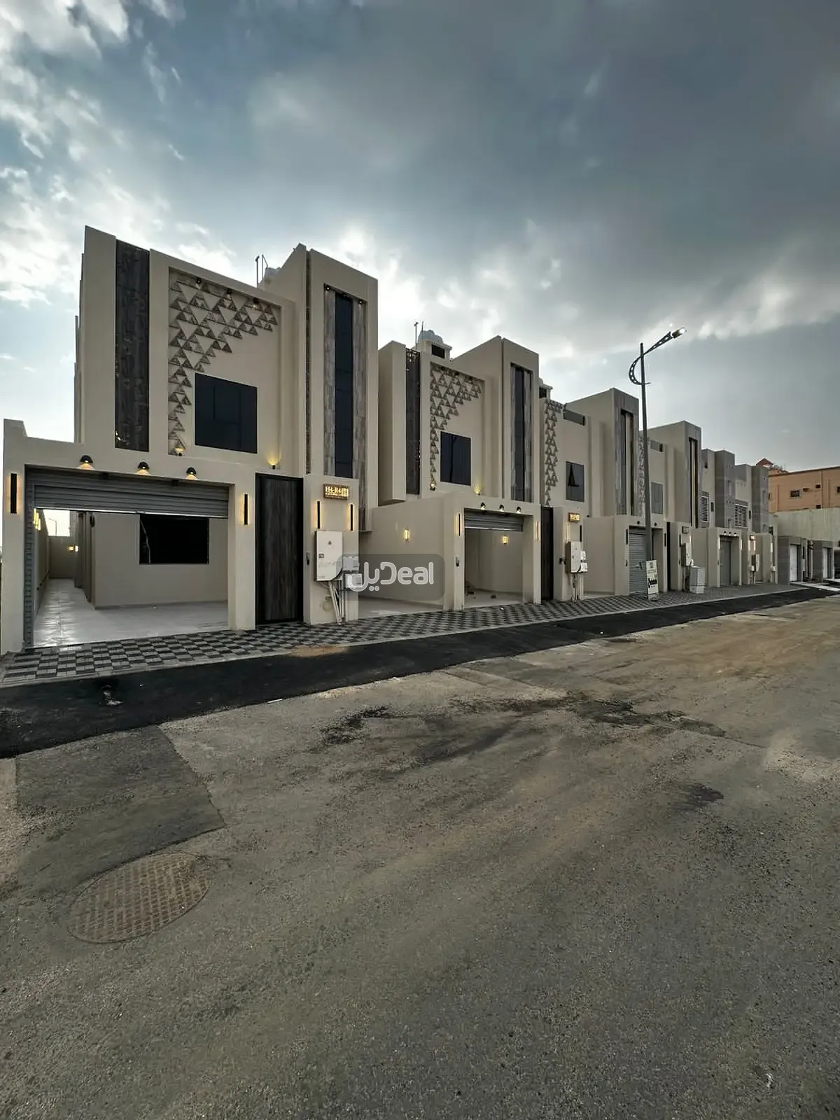 حي العزيزية محافظة احد رفيده  مساحة الوحدة من الأرض 214.63 متر   وتختص من المنافع والأجزاء المشتركة بمساحة 105.83 متر