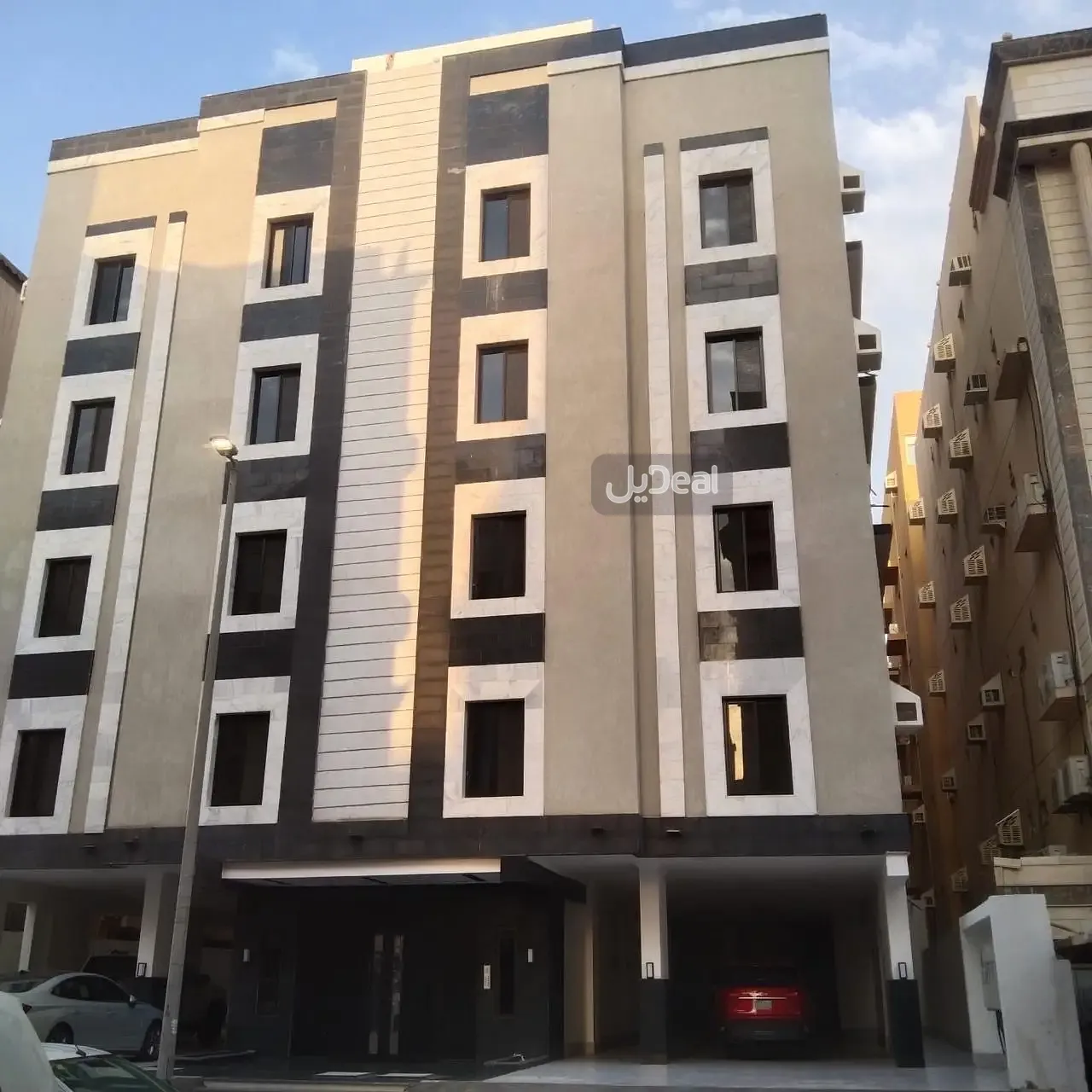 حي المنار بمدينة جدة  مساحة الوحدة من الأرض 65.86 متر   وتختص من المنافع والأجزاء المشتركة بمساحة 119.79 متر